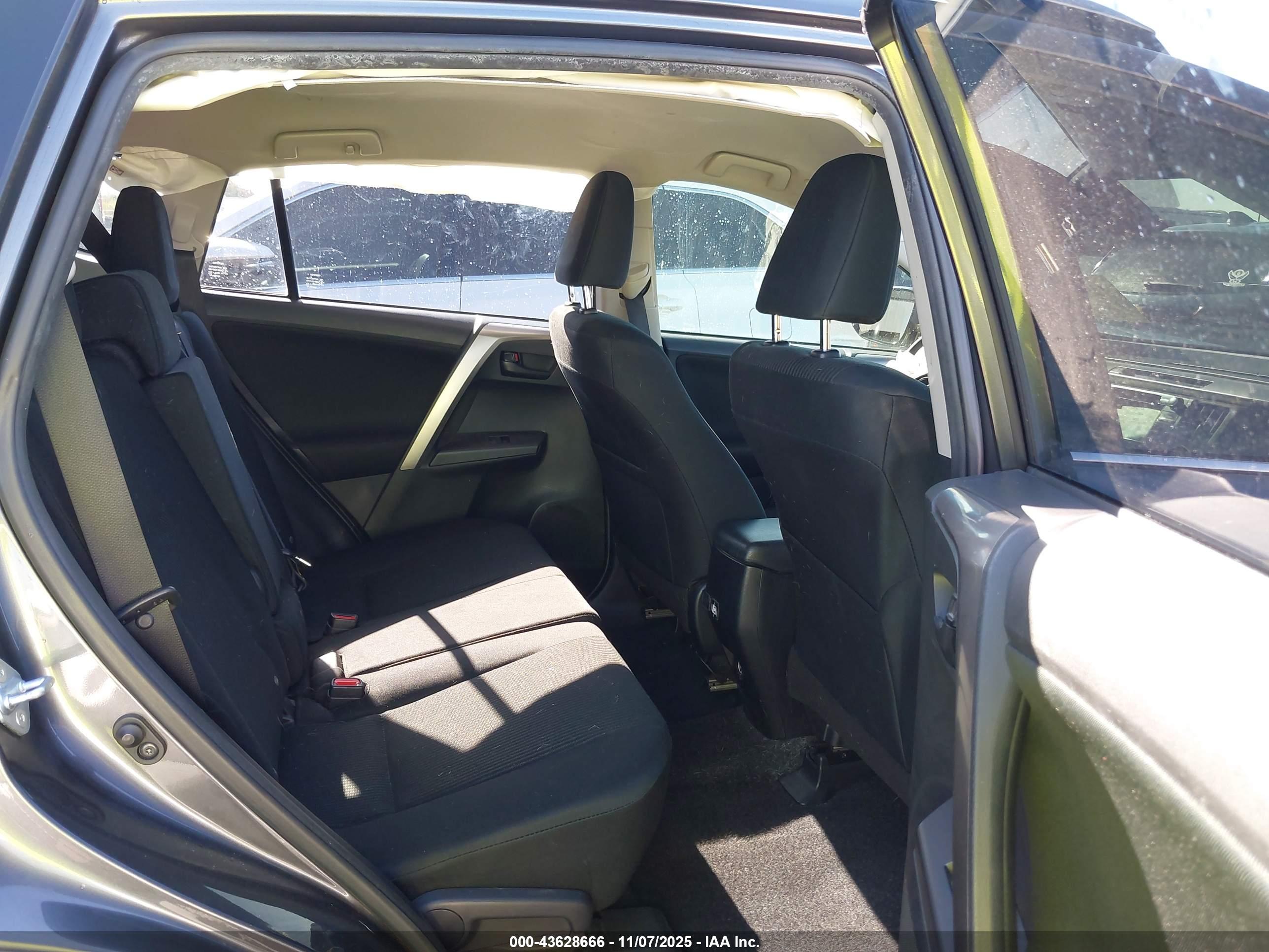 TOYOTA RAV4 image 8