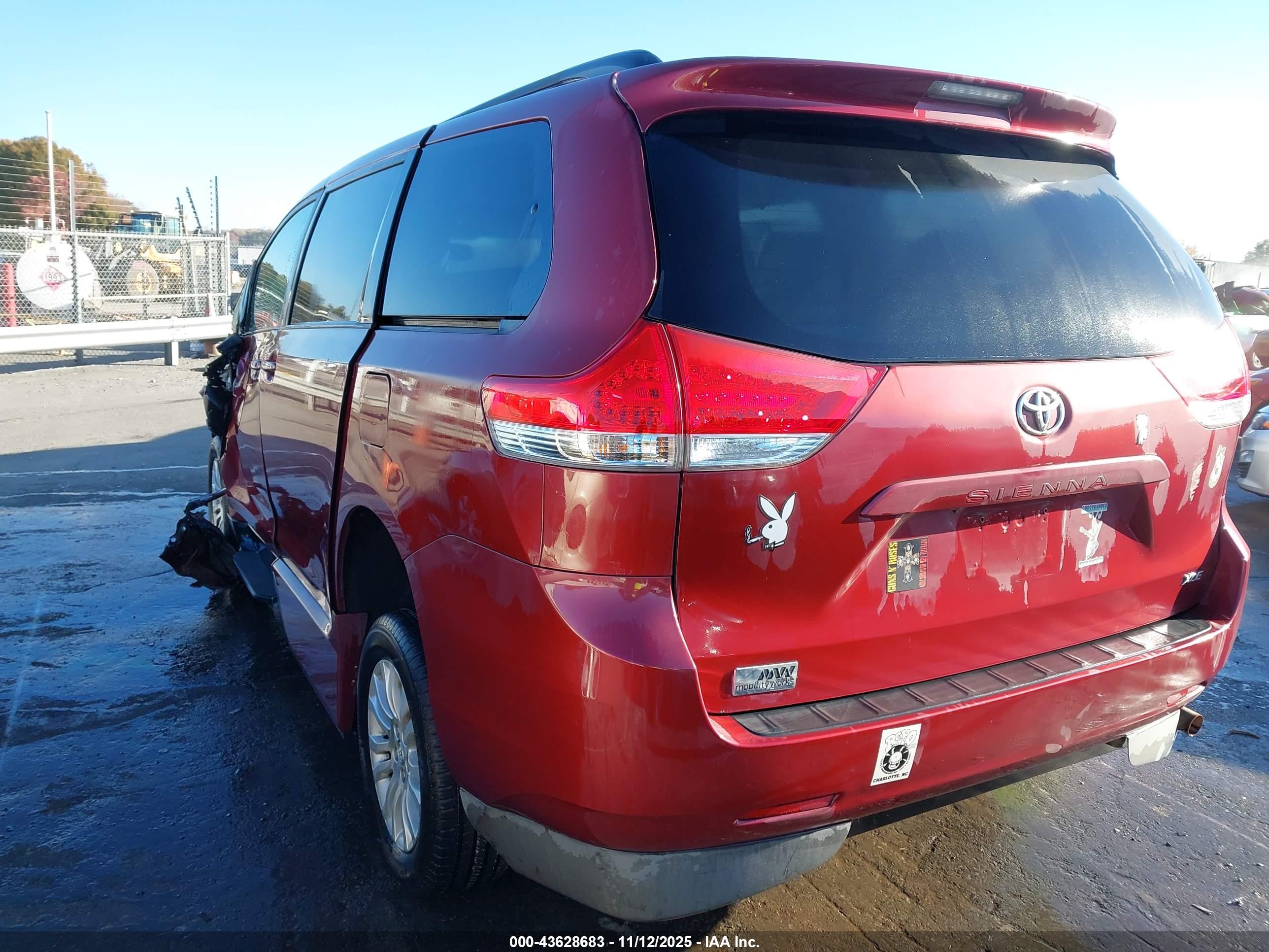 TOYOTA SIENNA image 3