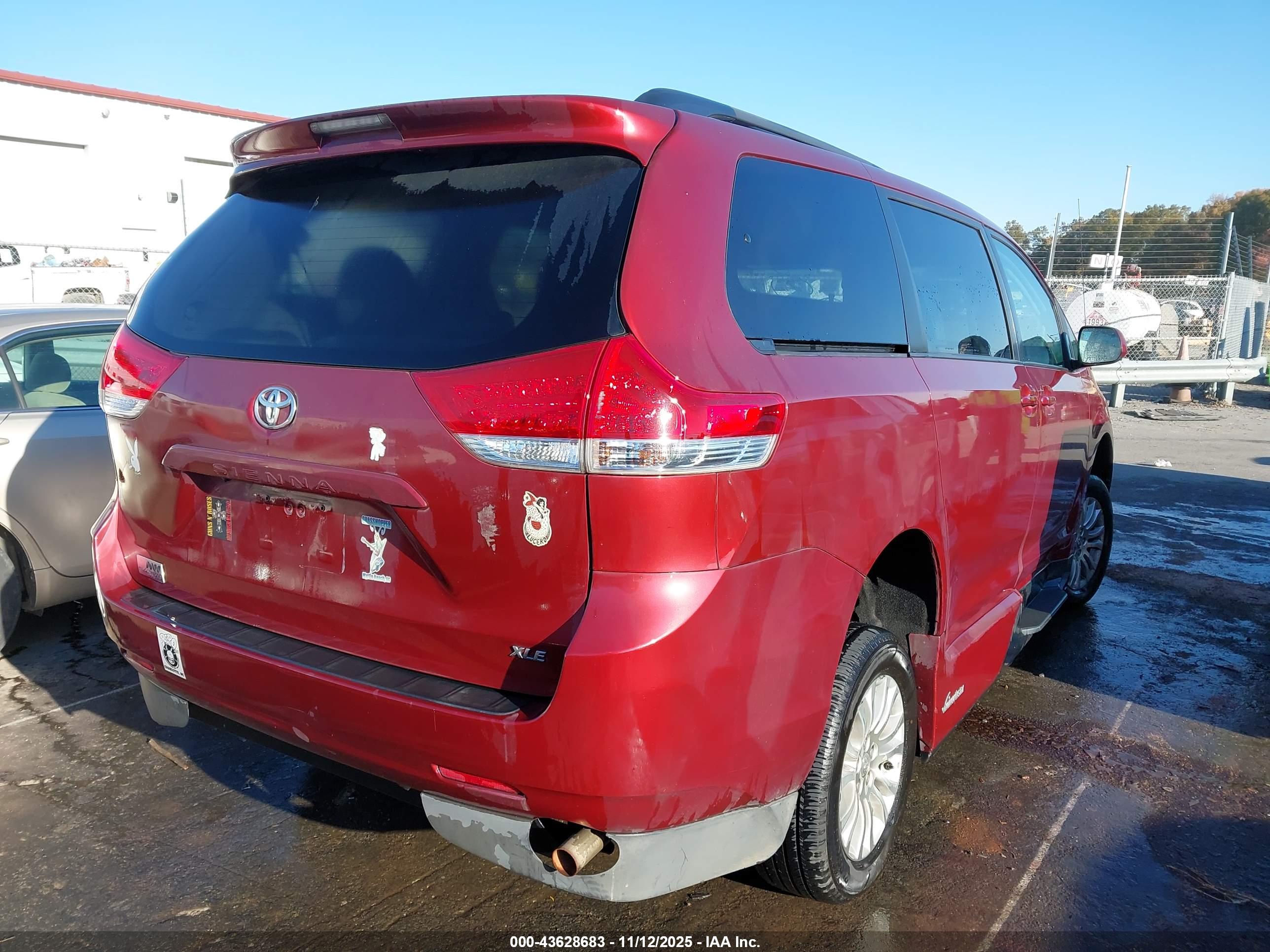 TOYOTA SIENNA image 4