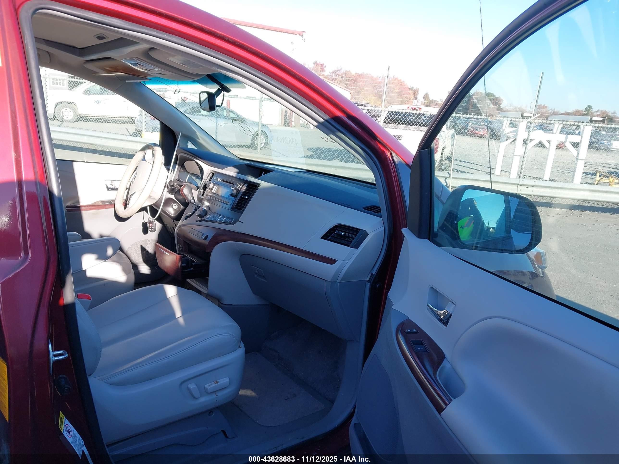 TOYOTA SIENNA image 5