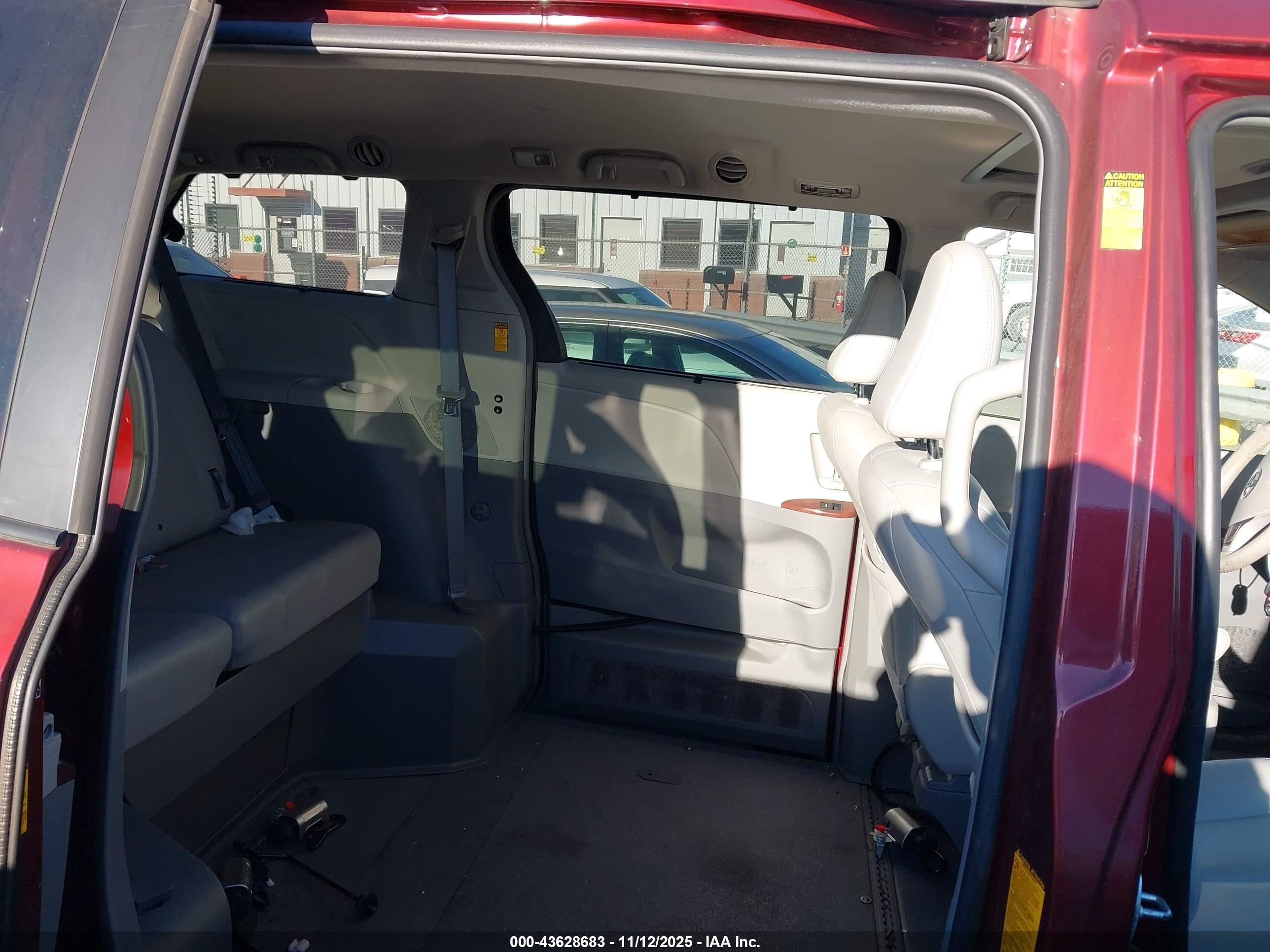 TOYOTA SIENNA image 8