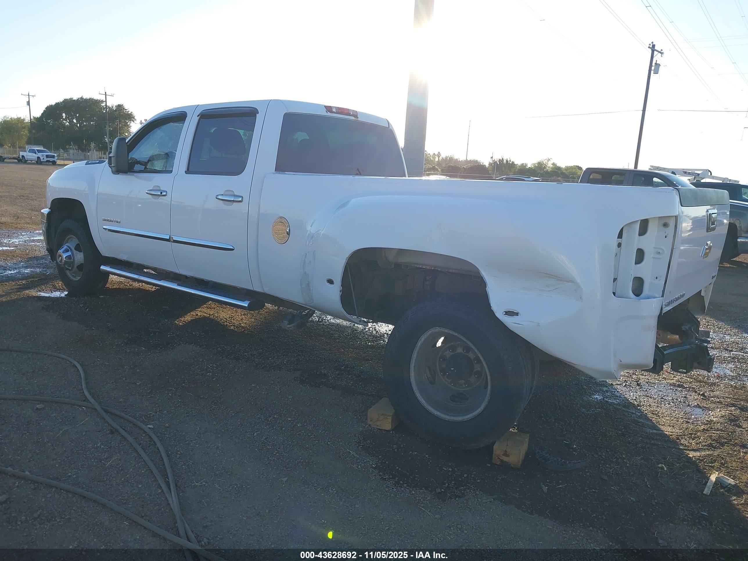 CHEVROLET SILVERADO image 3