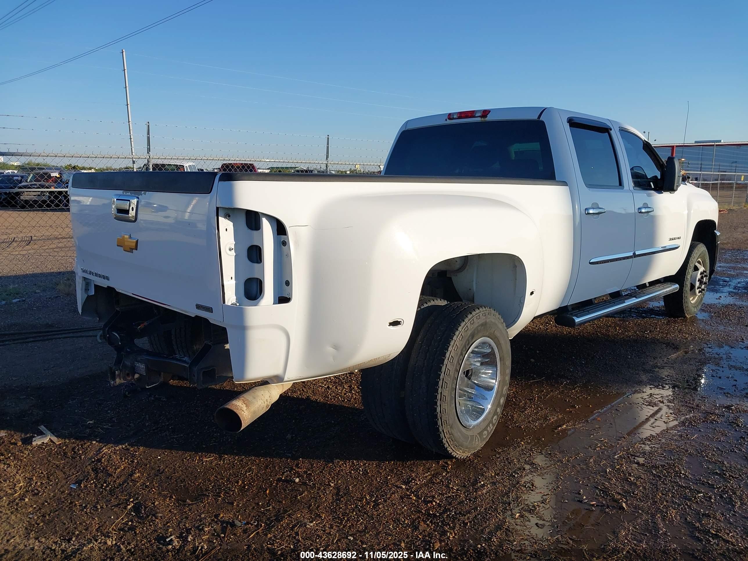 CHEVROLET SILVERADO image 4
