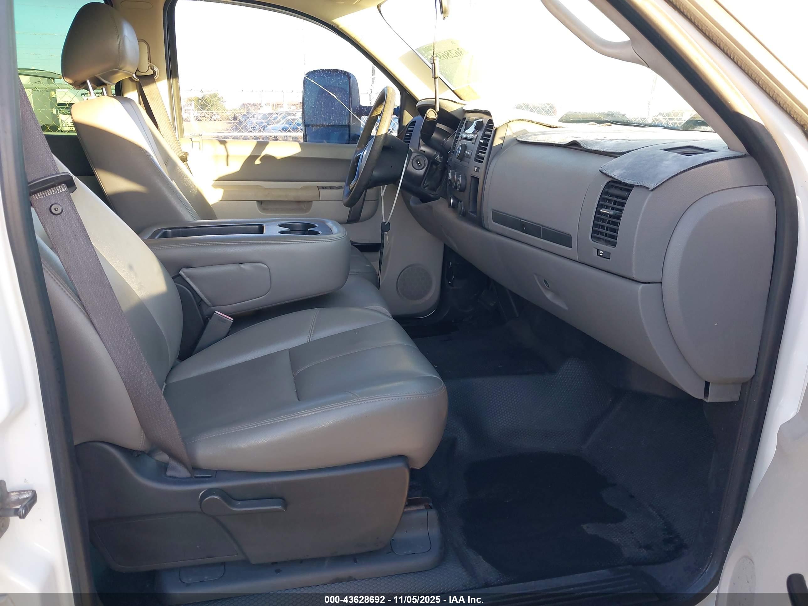 CHEVROLET SILVERADO image 7