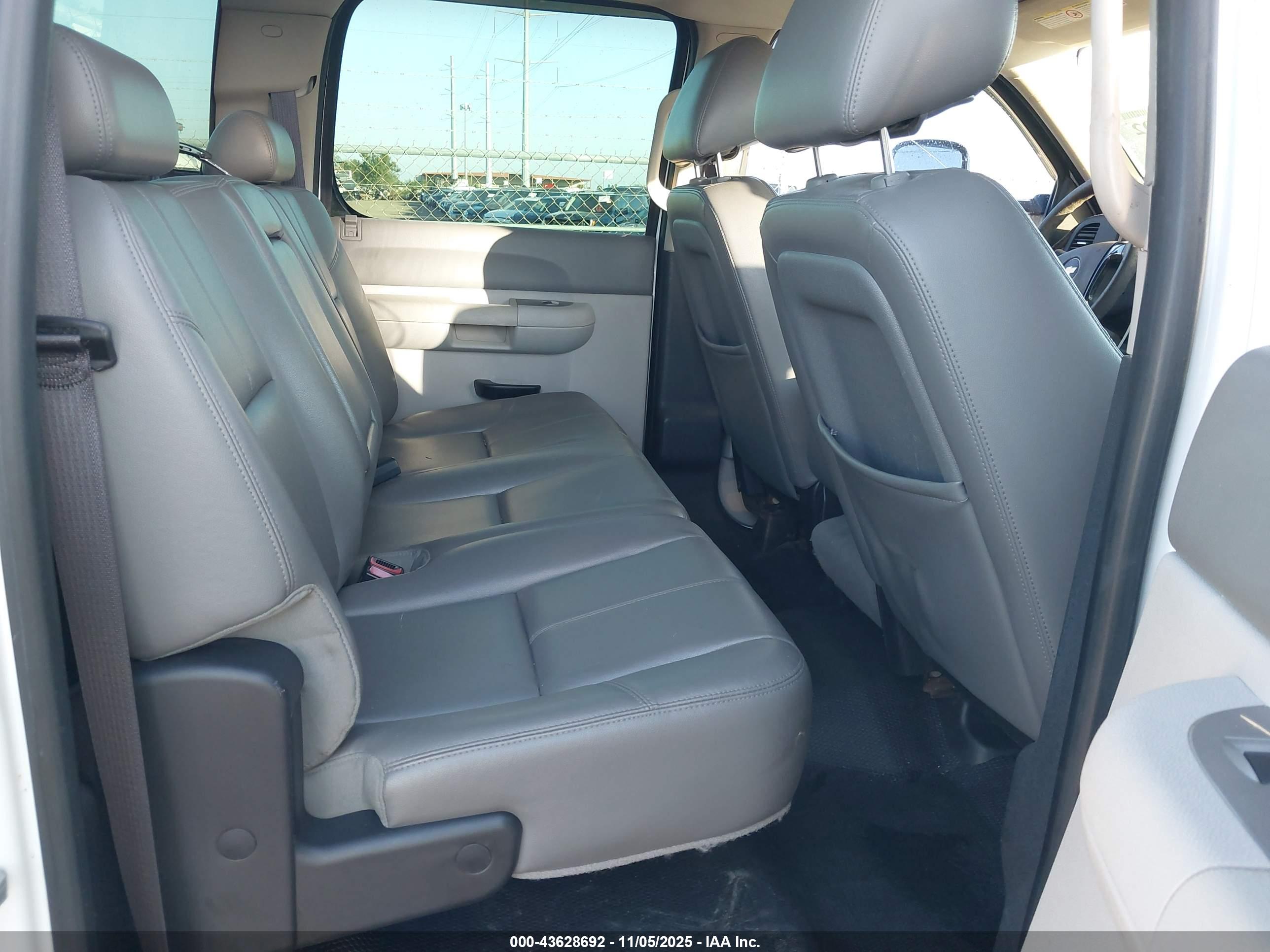 CHEVROLET SILVERADO image 8