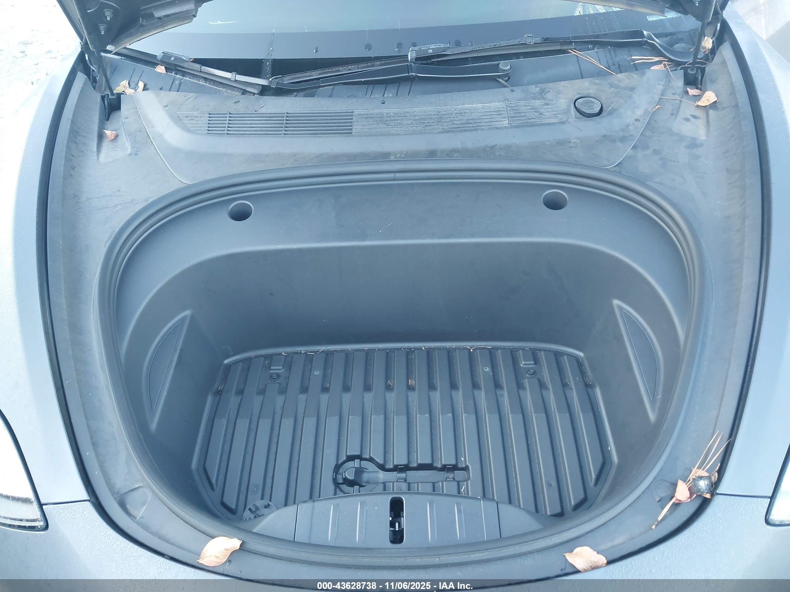 TESLA MODEL image 10