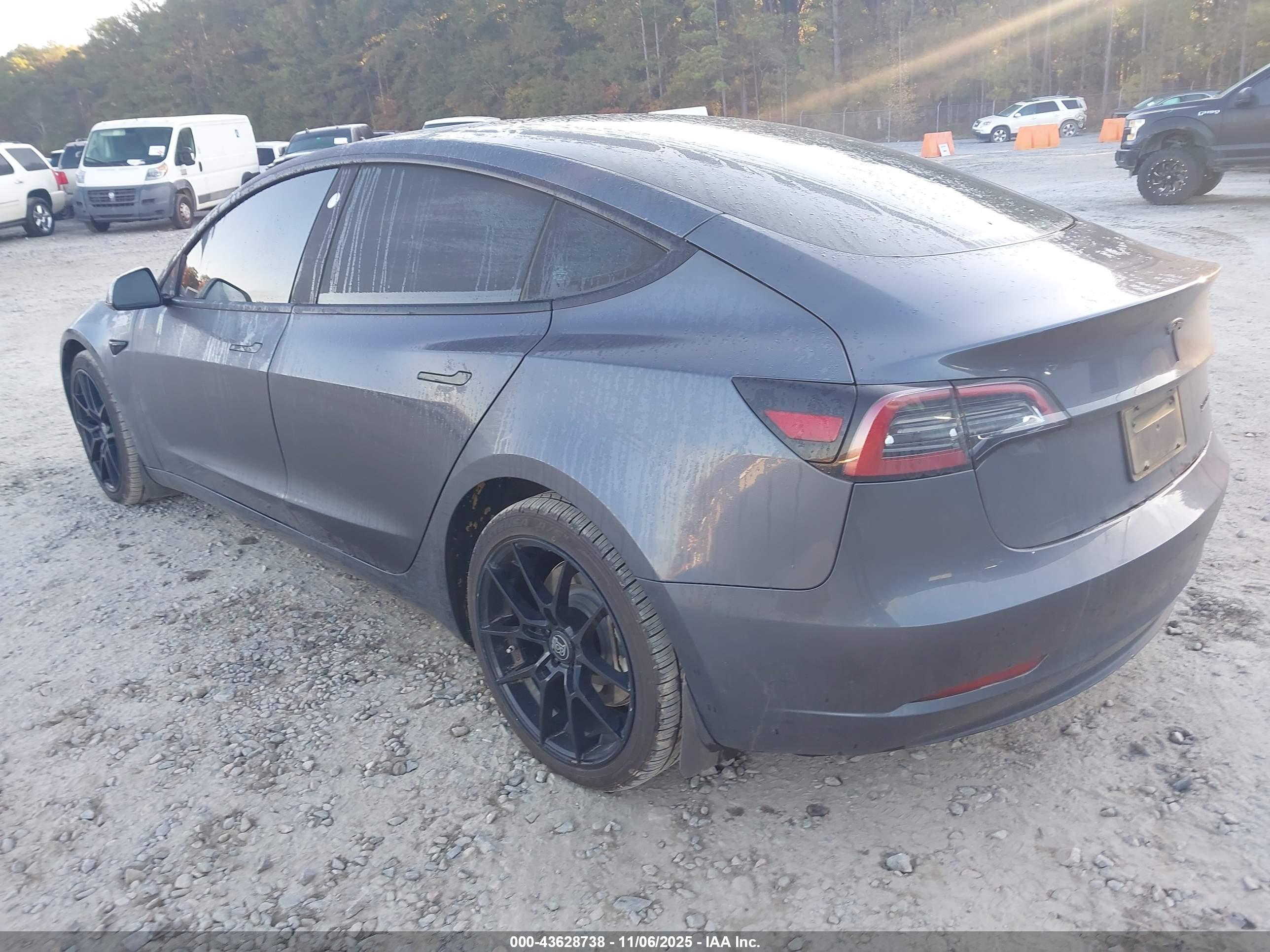 TESLA MODEL image 3