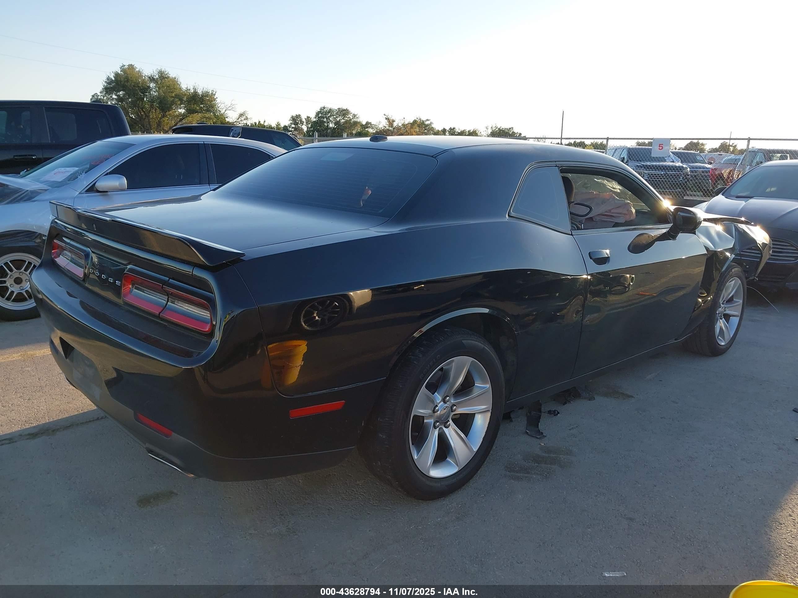 DODGE CHALLENGER image 4