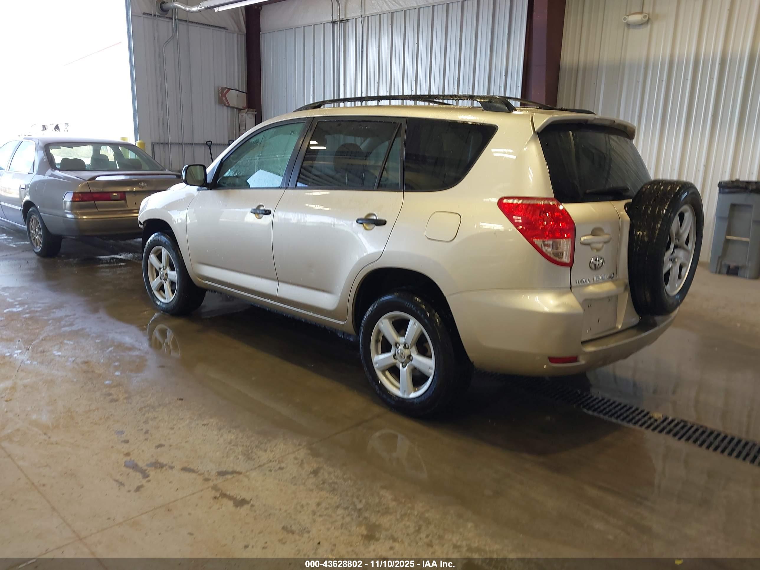 TOYOTA RAV4 image 3