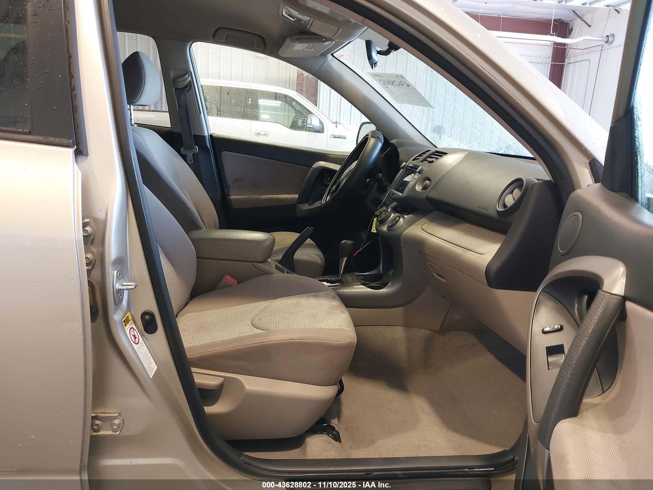 TOYOTA RAV4 image 5