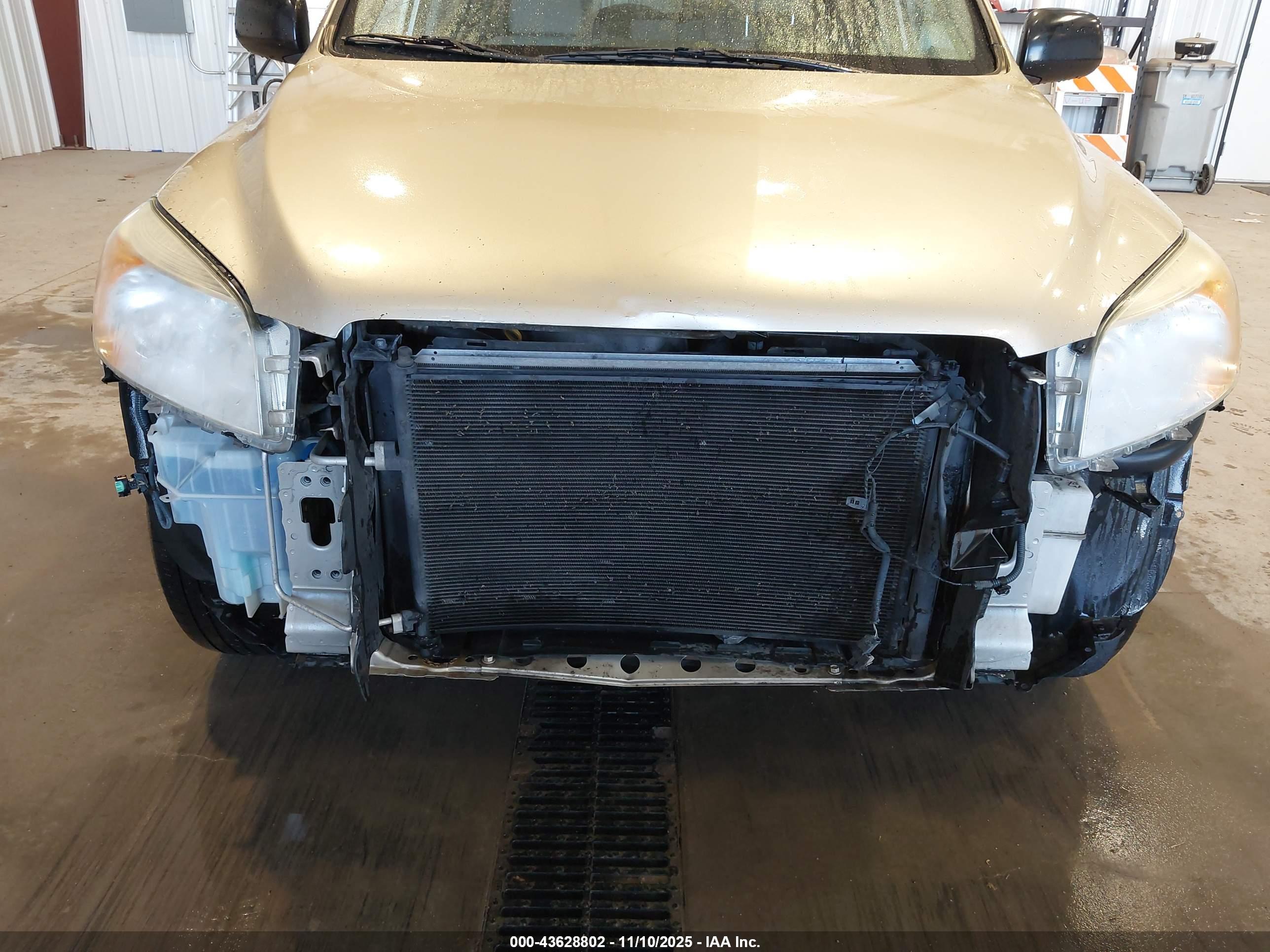 TOYOTA RAV4 image 6