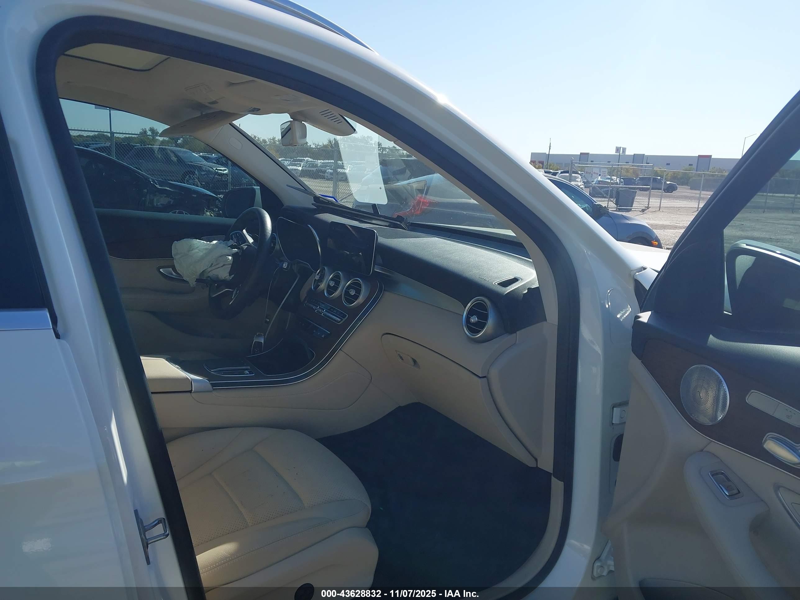 MERCEDES-BENZ GLC image 5