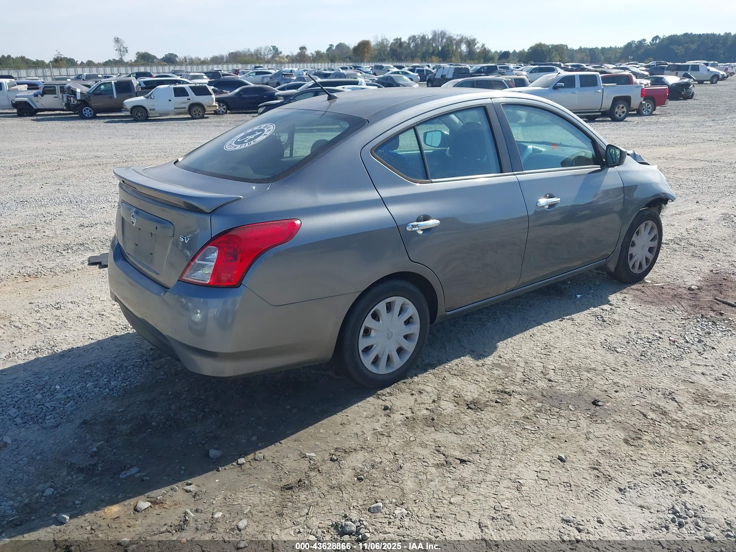 NISSAN VERSA image 4