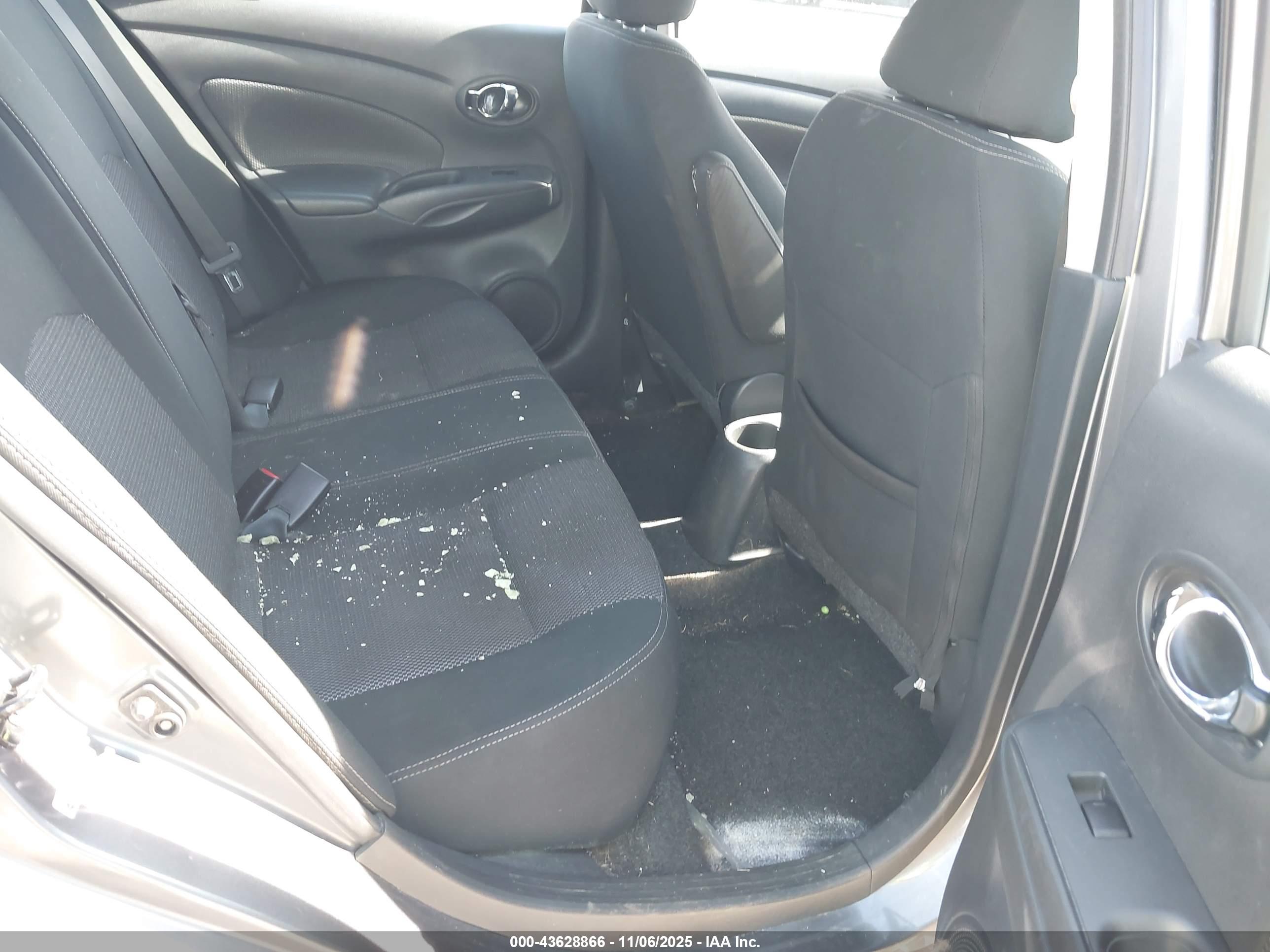 NISSAN VERSA image 8