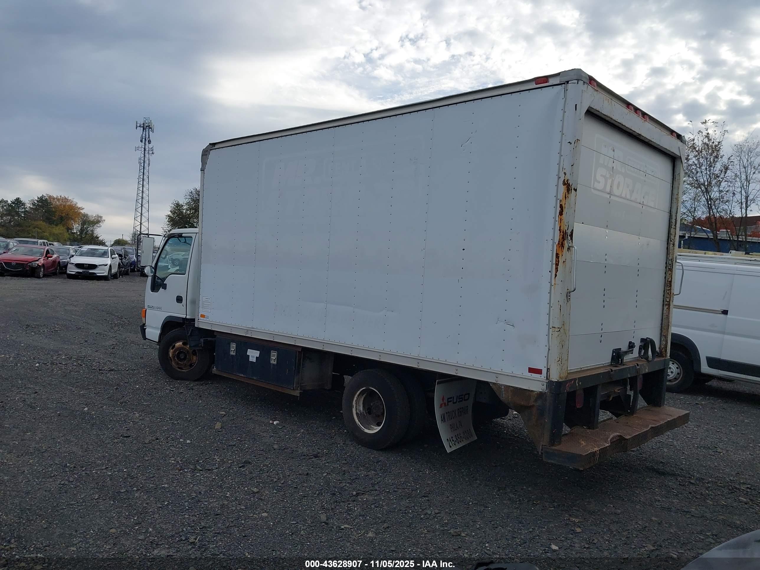 ISUZU NPR image 3