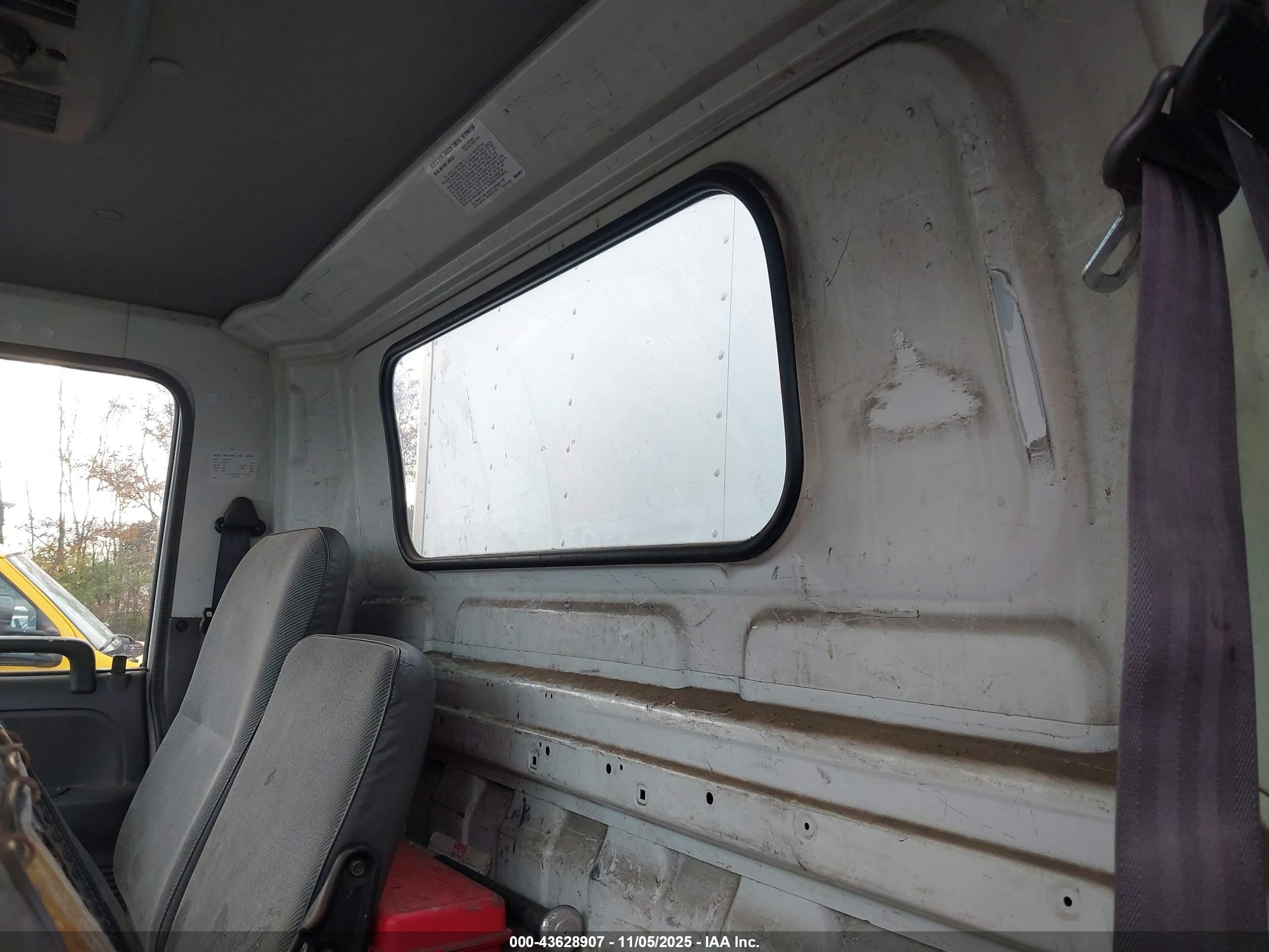ISUZU NPR image 8