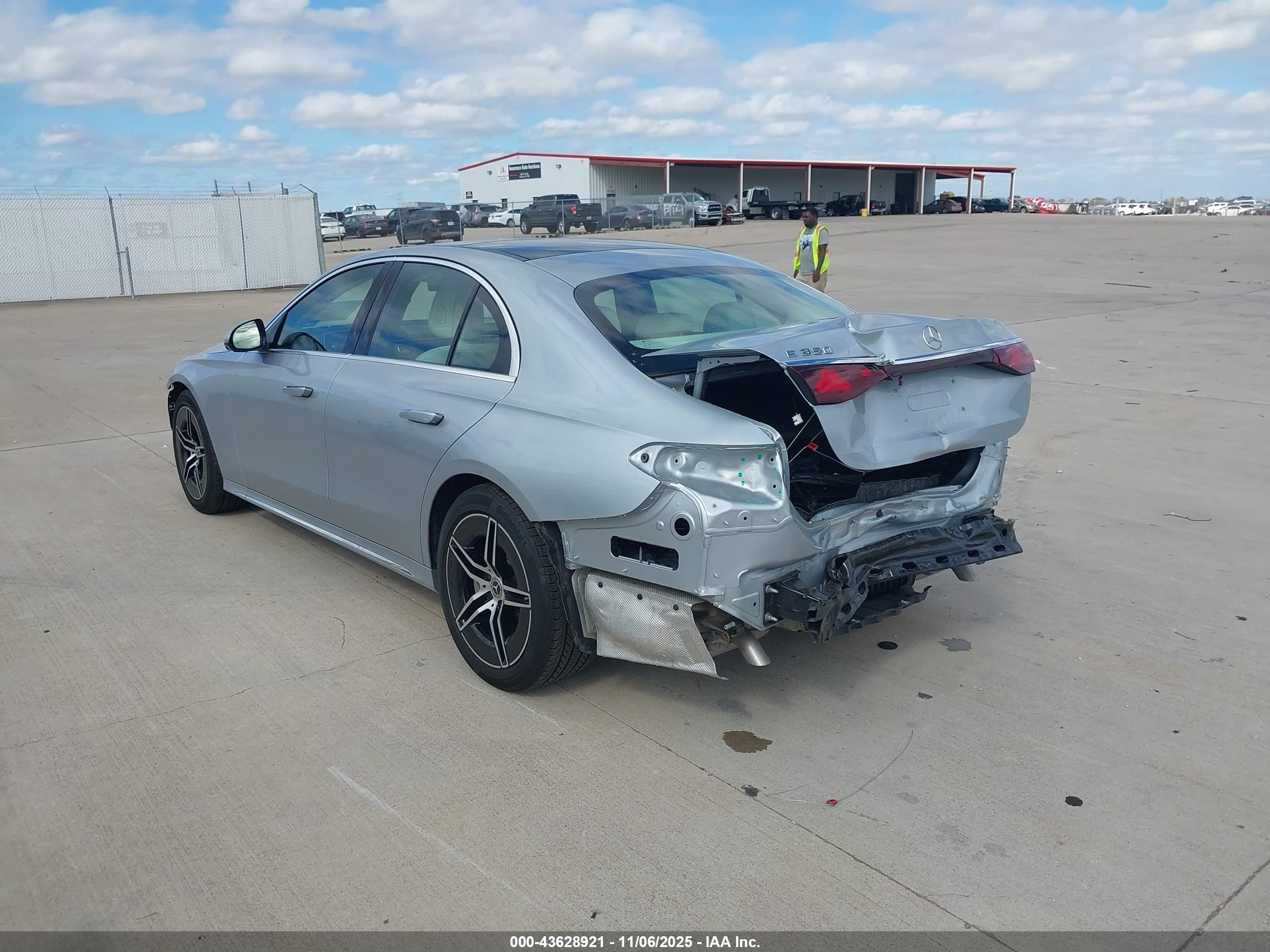 MERCEDES-BENZ E image 3