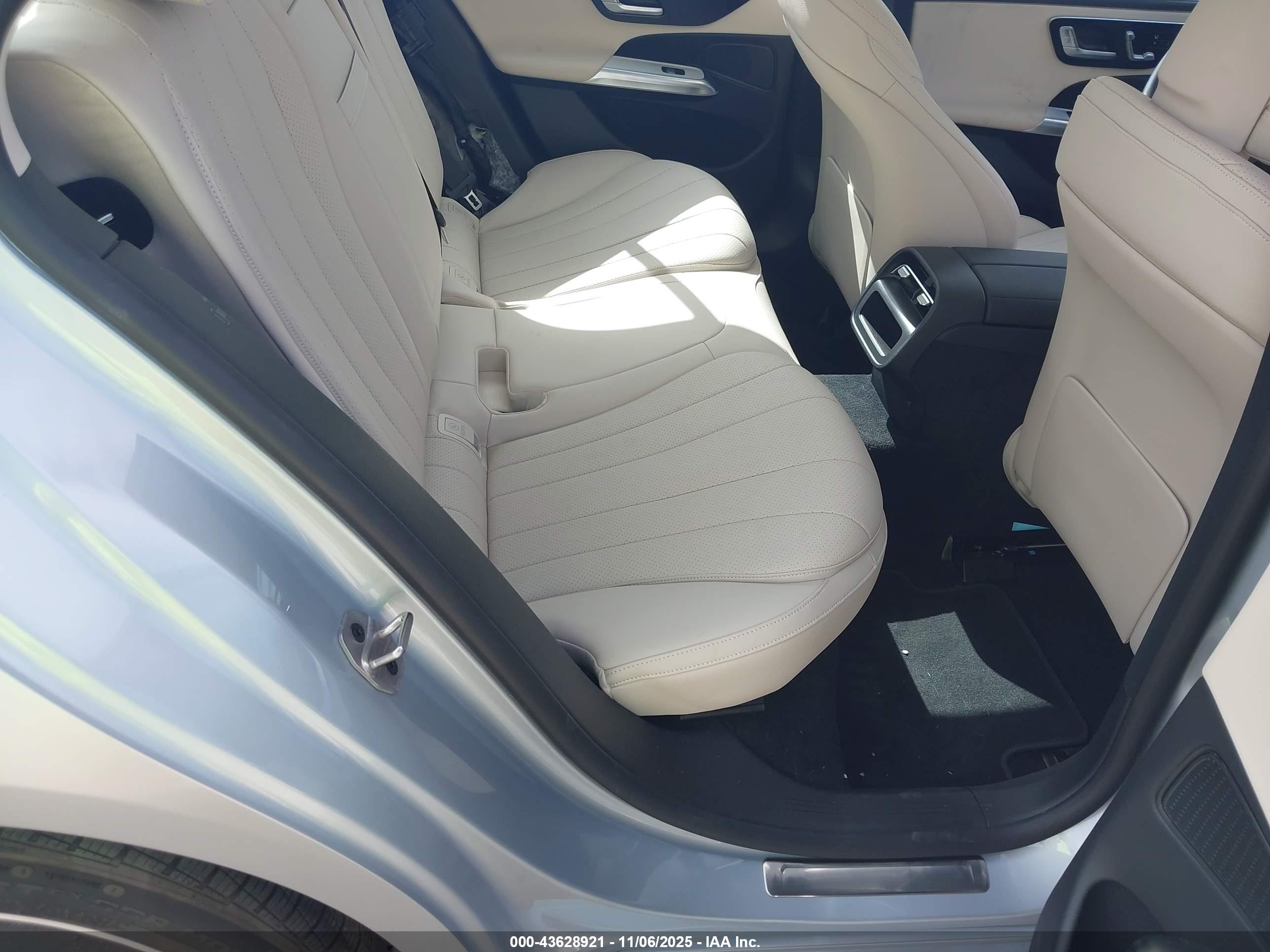 MERCEDES-BENZ E image 8