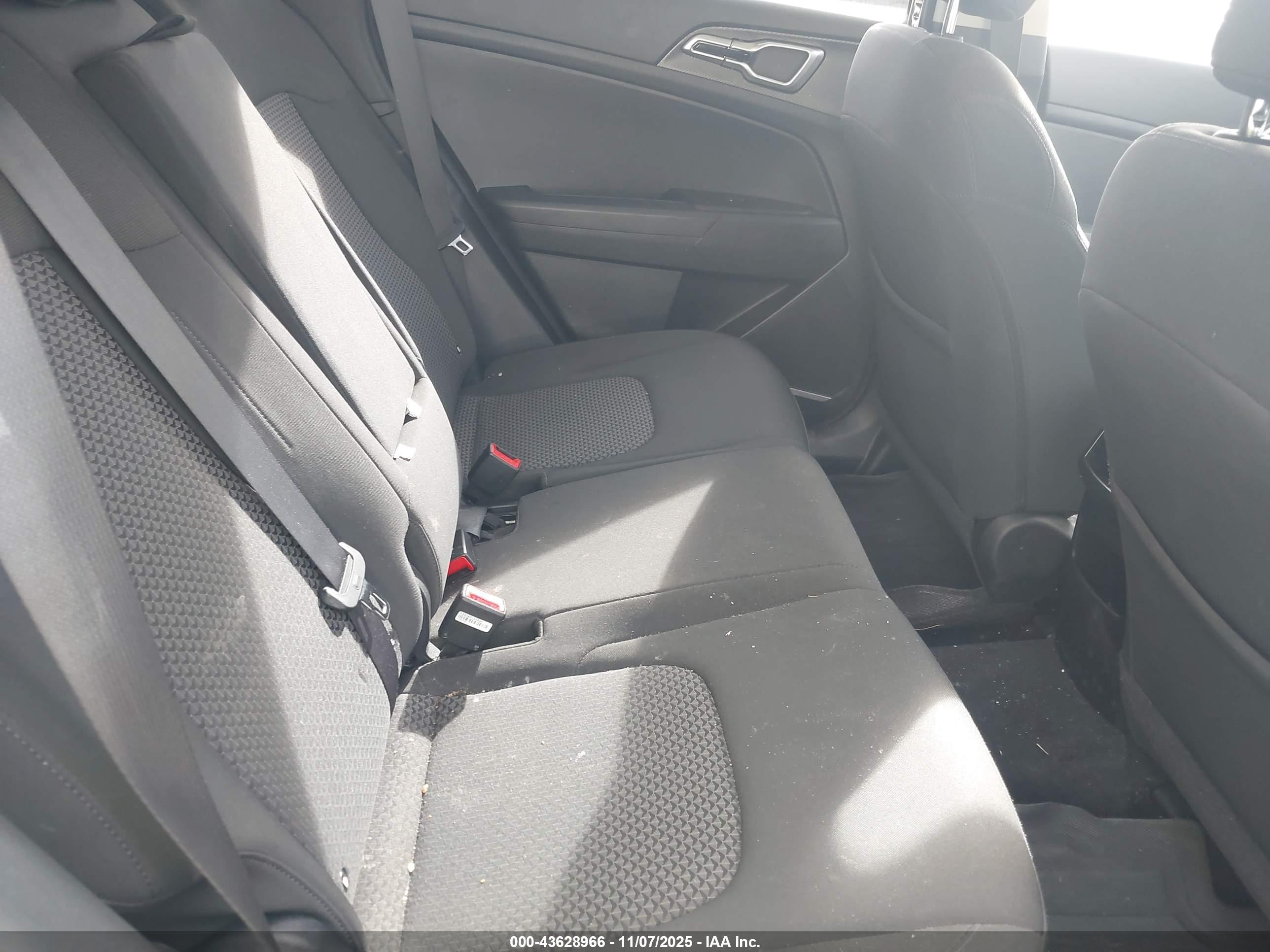 KIA SPORTAGE image 8