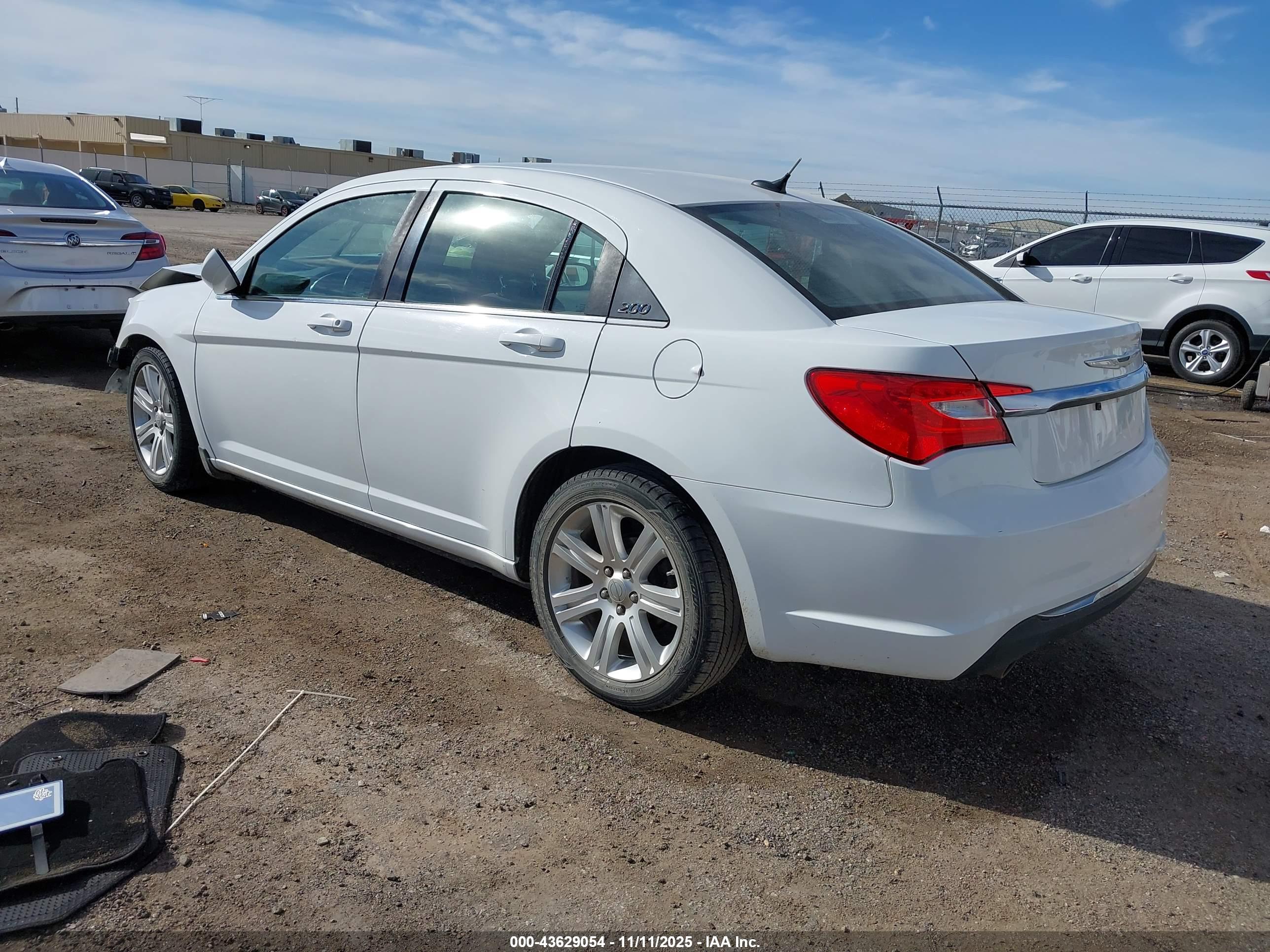 CHRYSLER 200 image 3