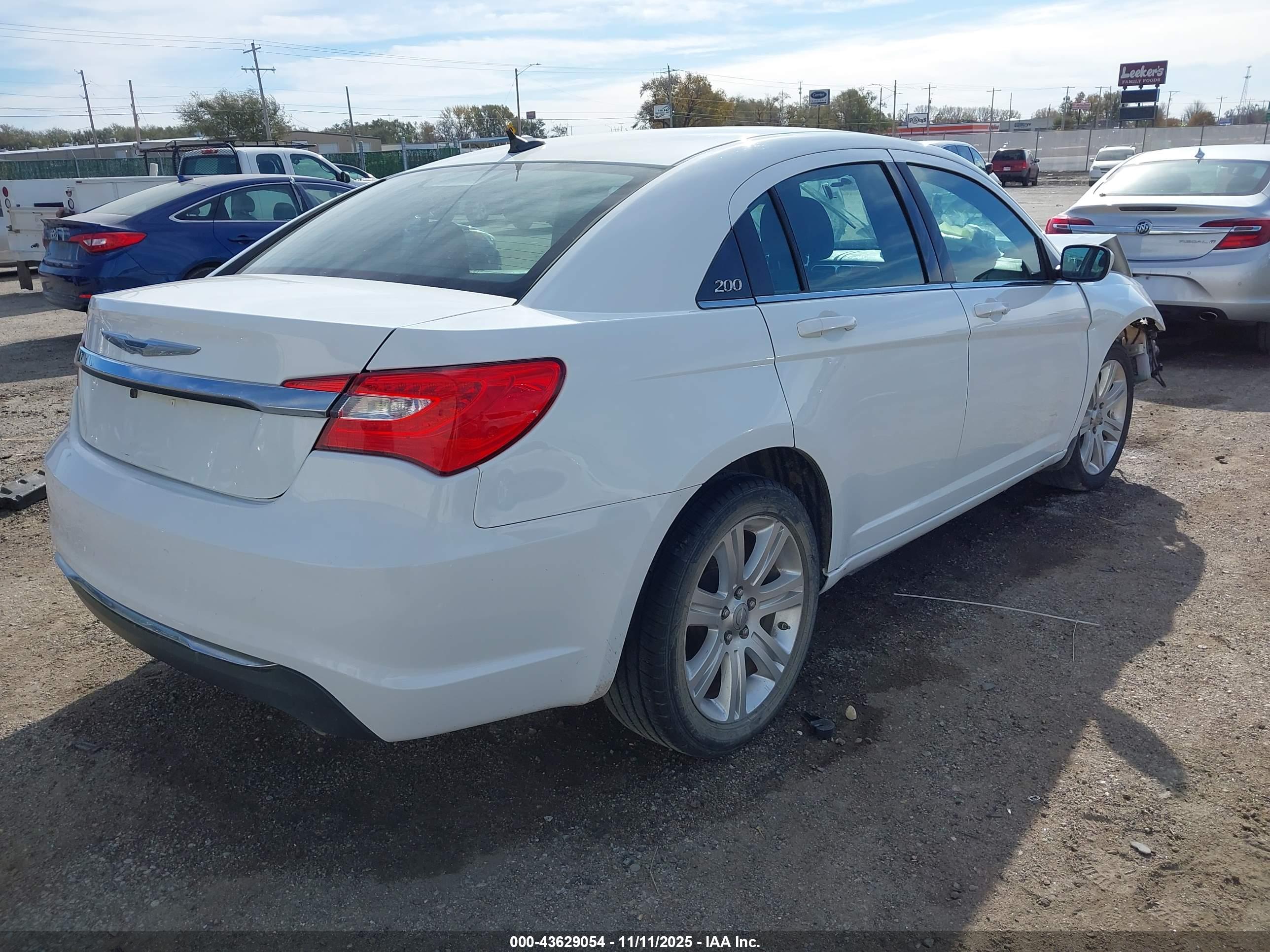 CHRYSLER 200 image 4