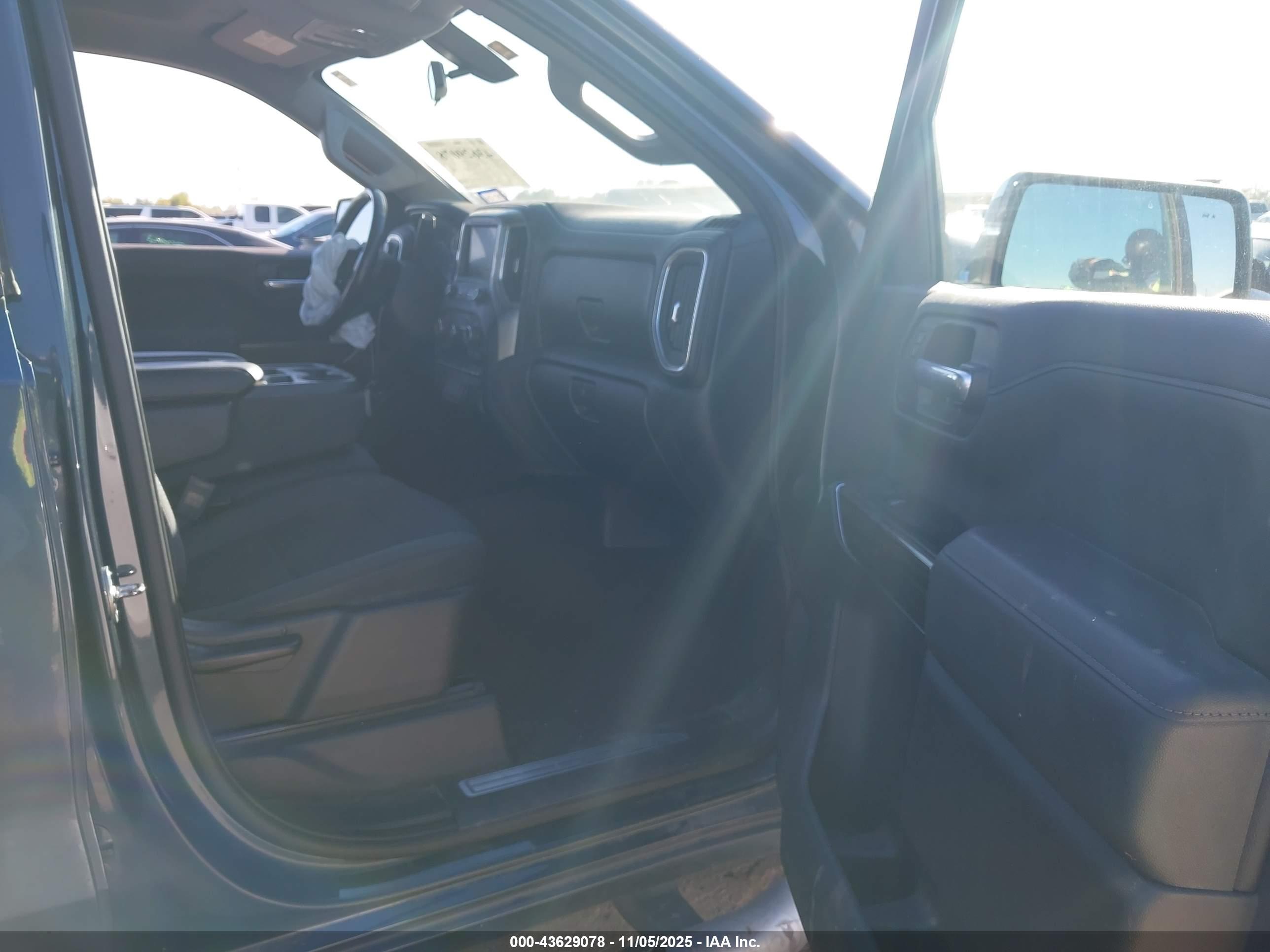 CHEVROLET SILVERADO image 5