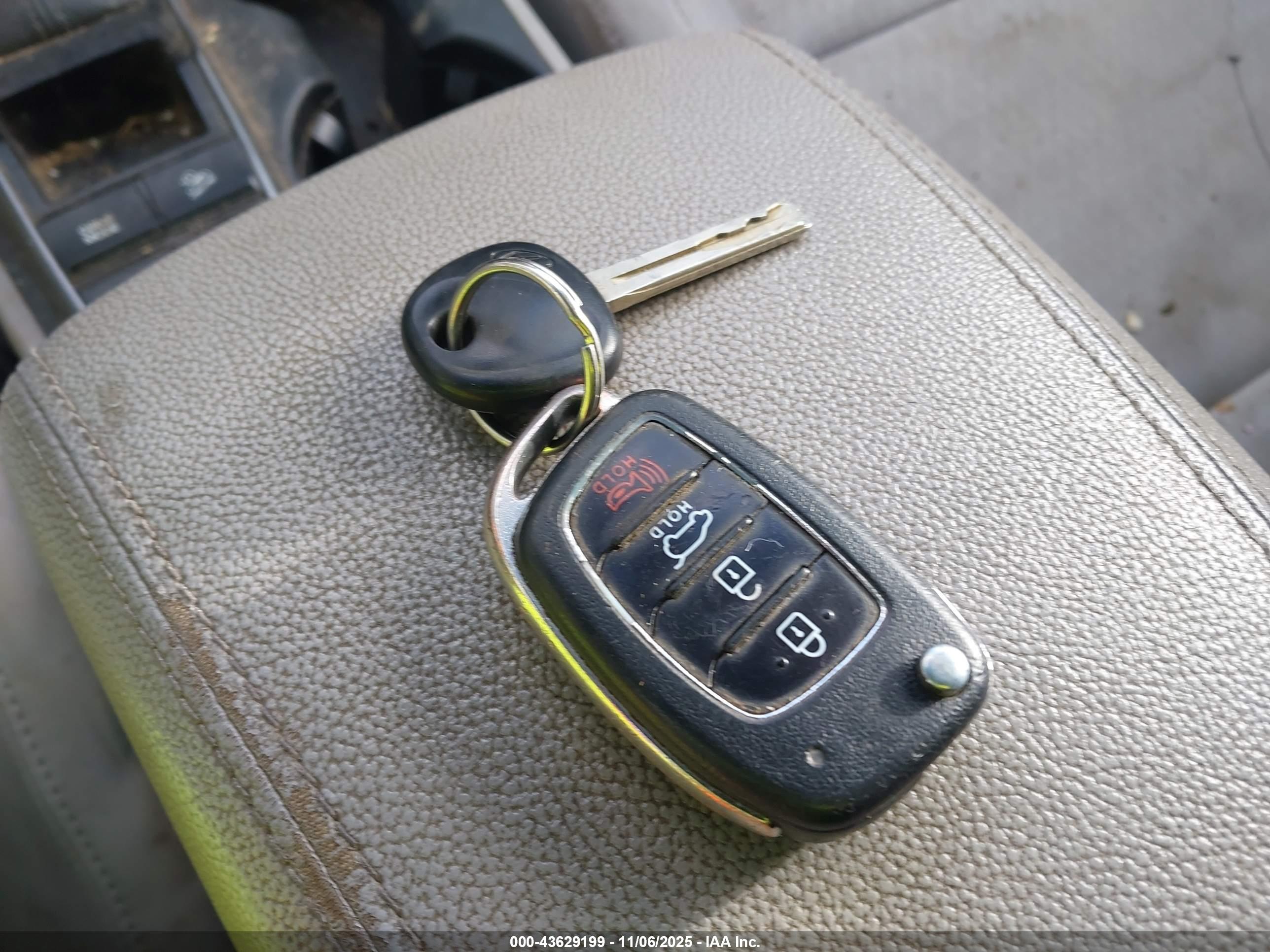 HYUNDAI TUCSON image 11