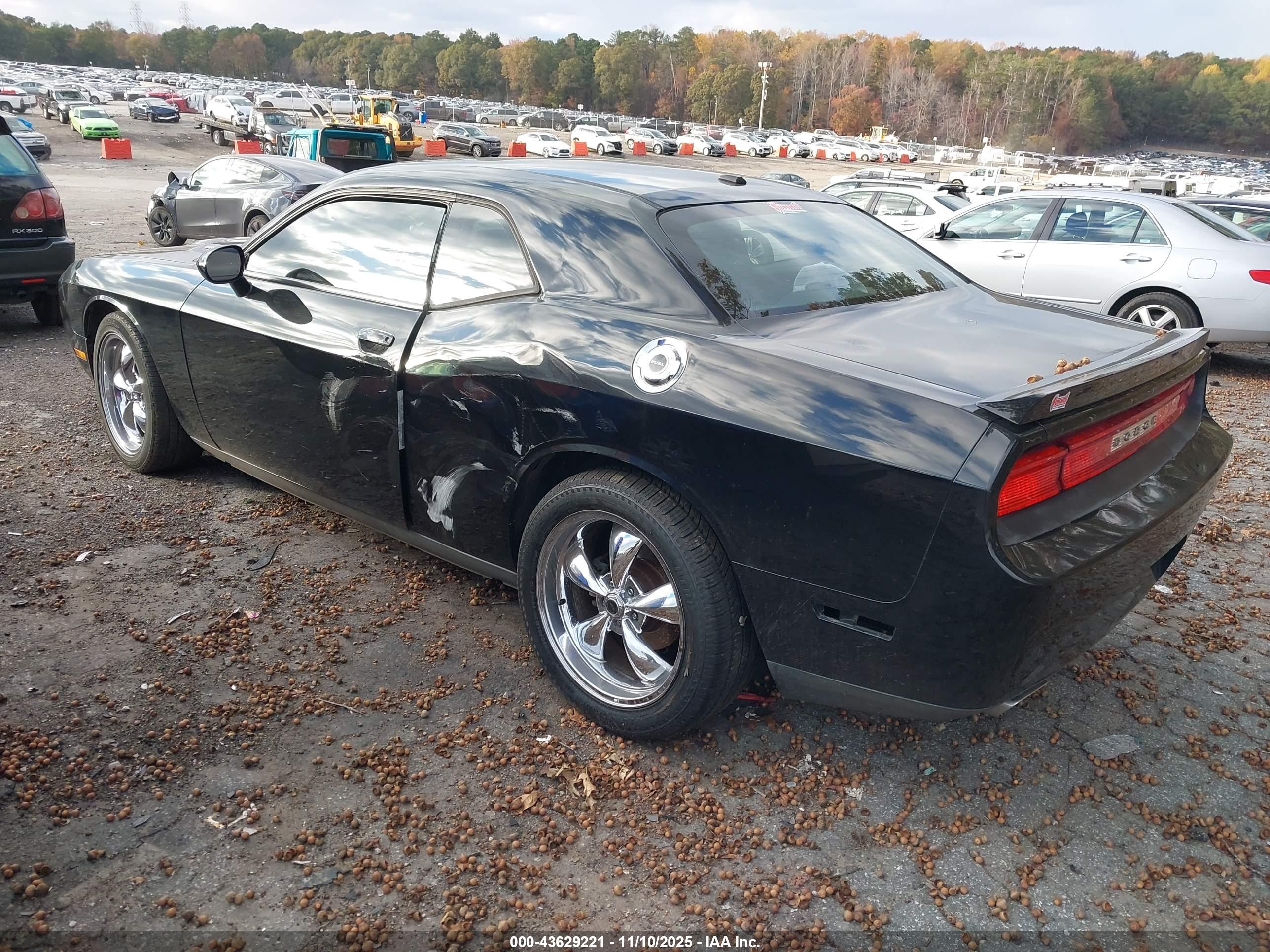 DODGE CHALLENGER image 3