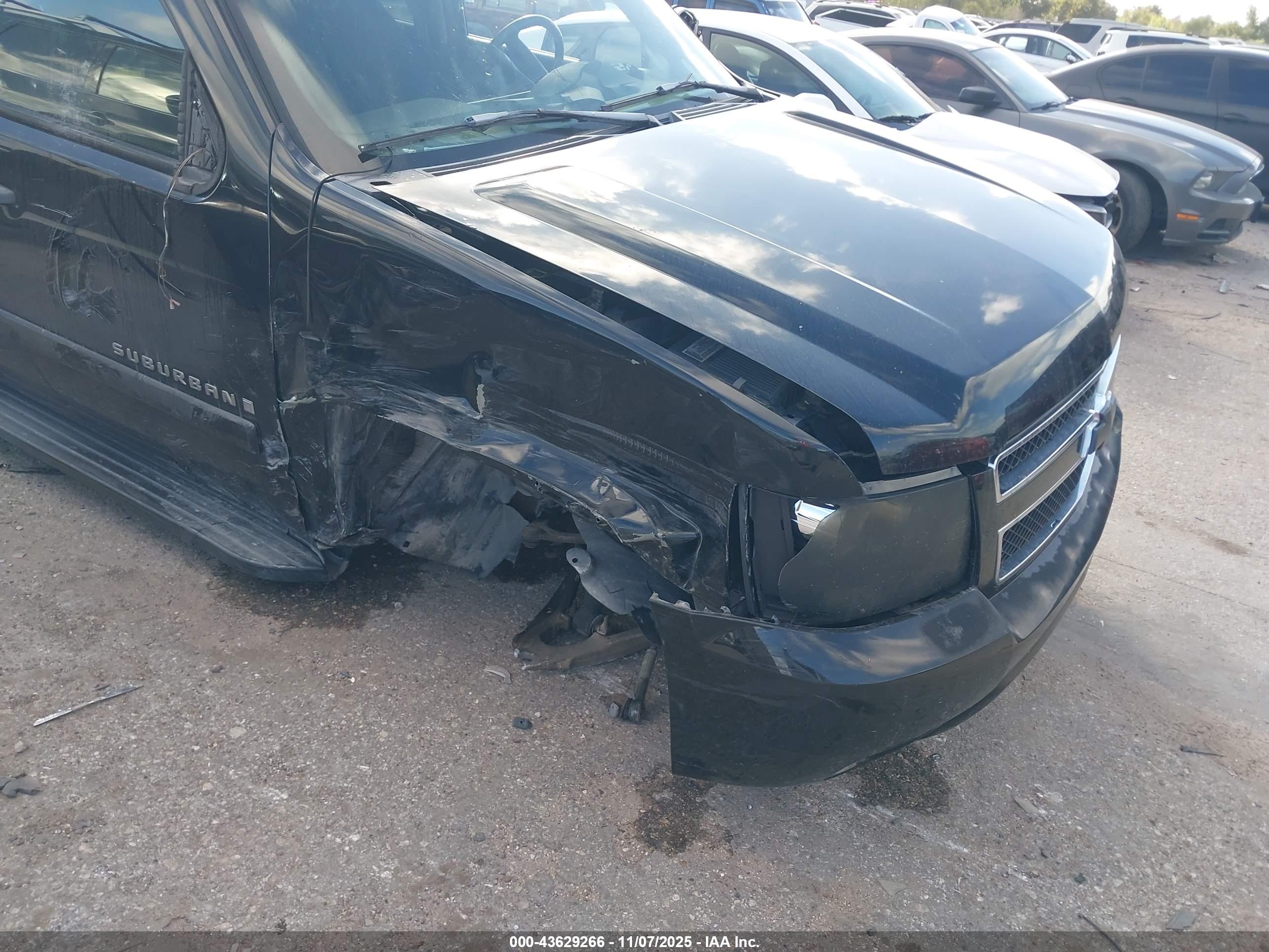 CHEVROLET SUBURBAN image 6