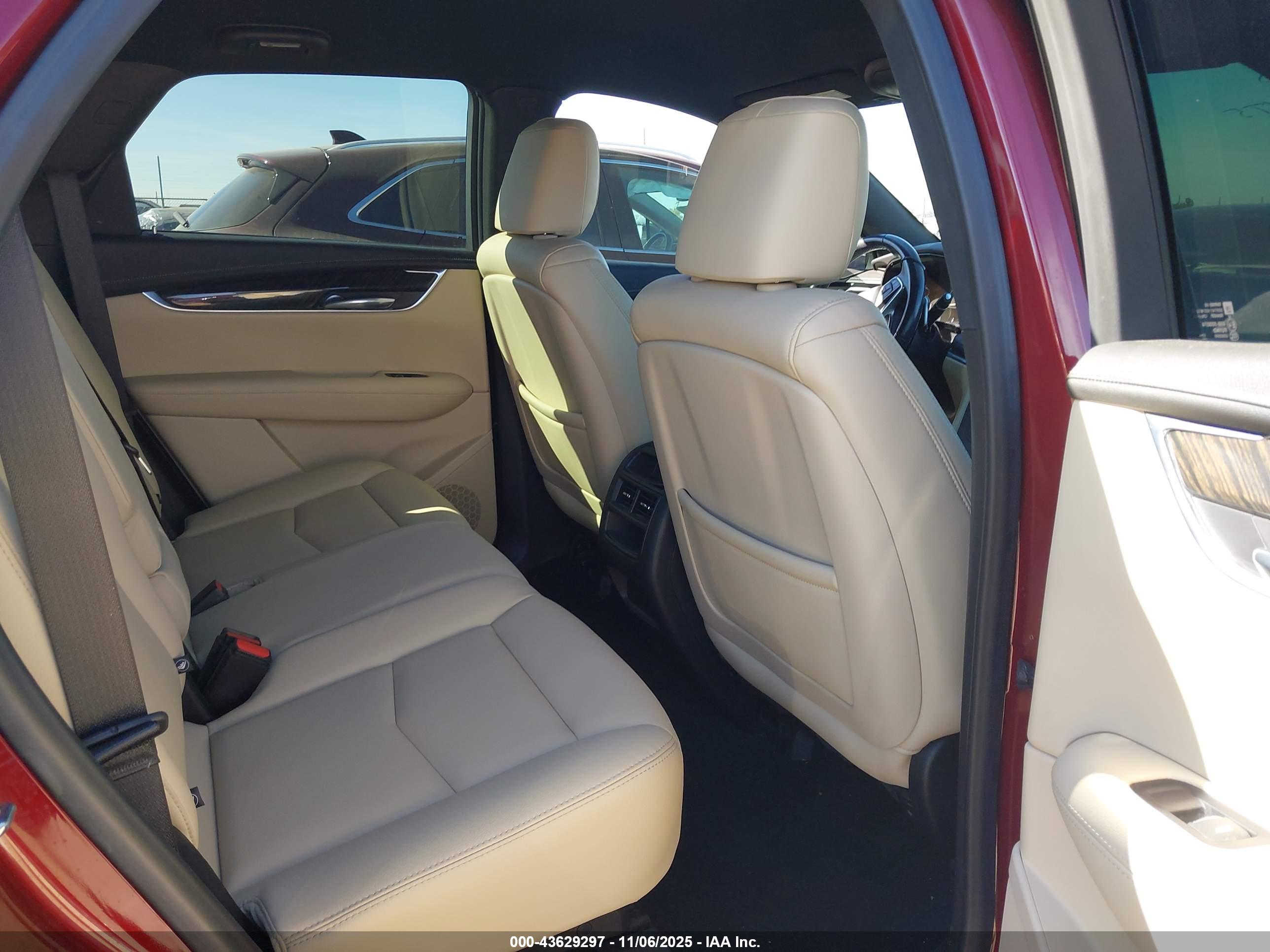 CADILLAC XT5 image 8