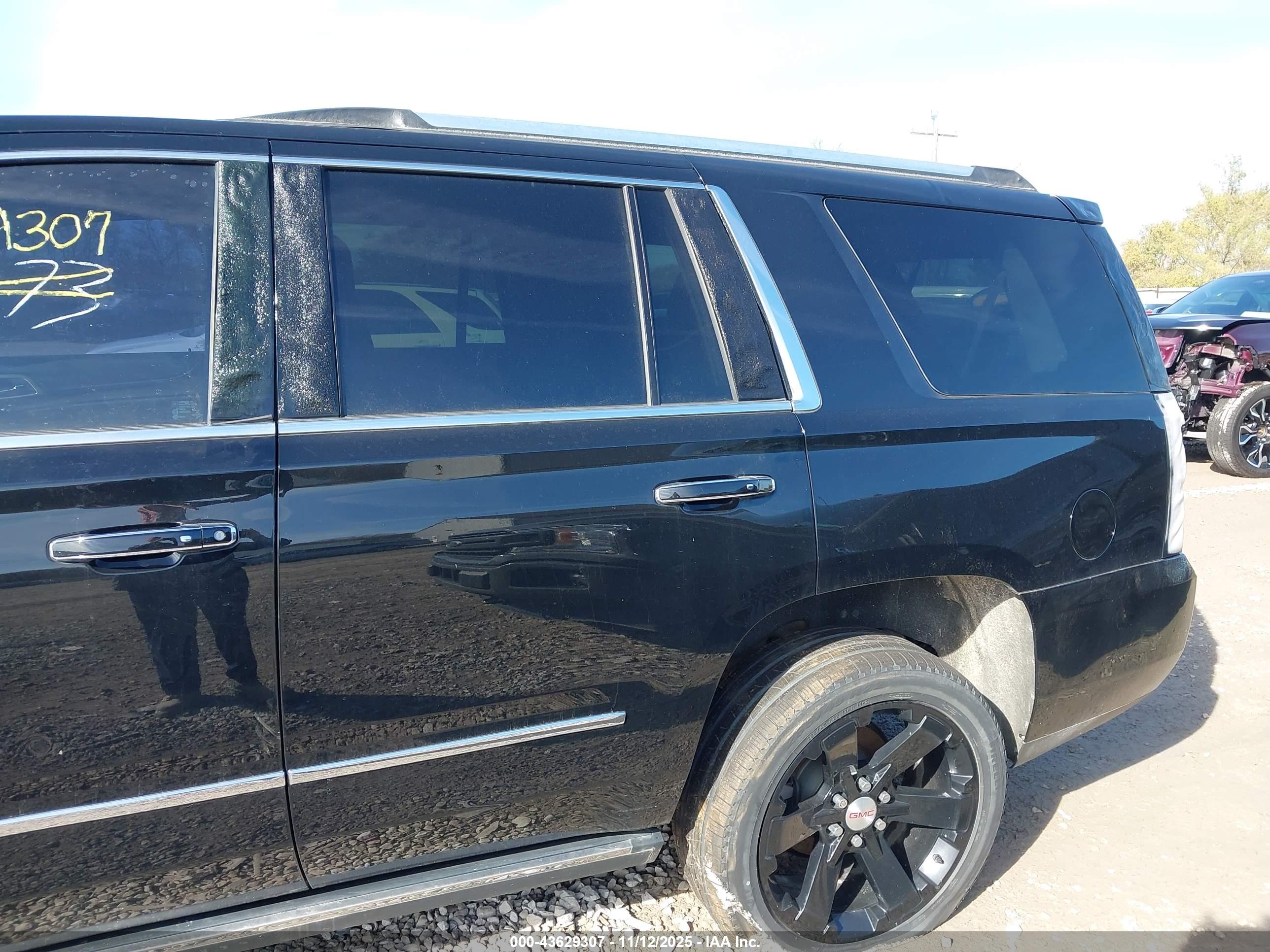 GMC YUKON image 6