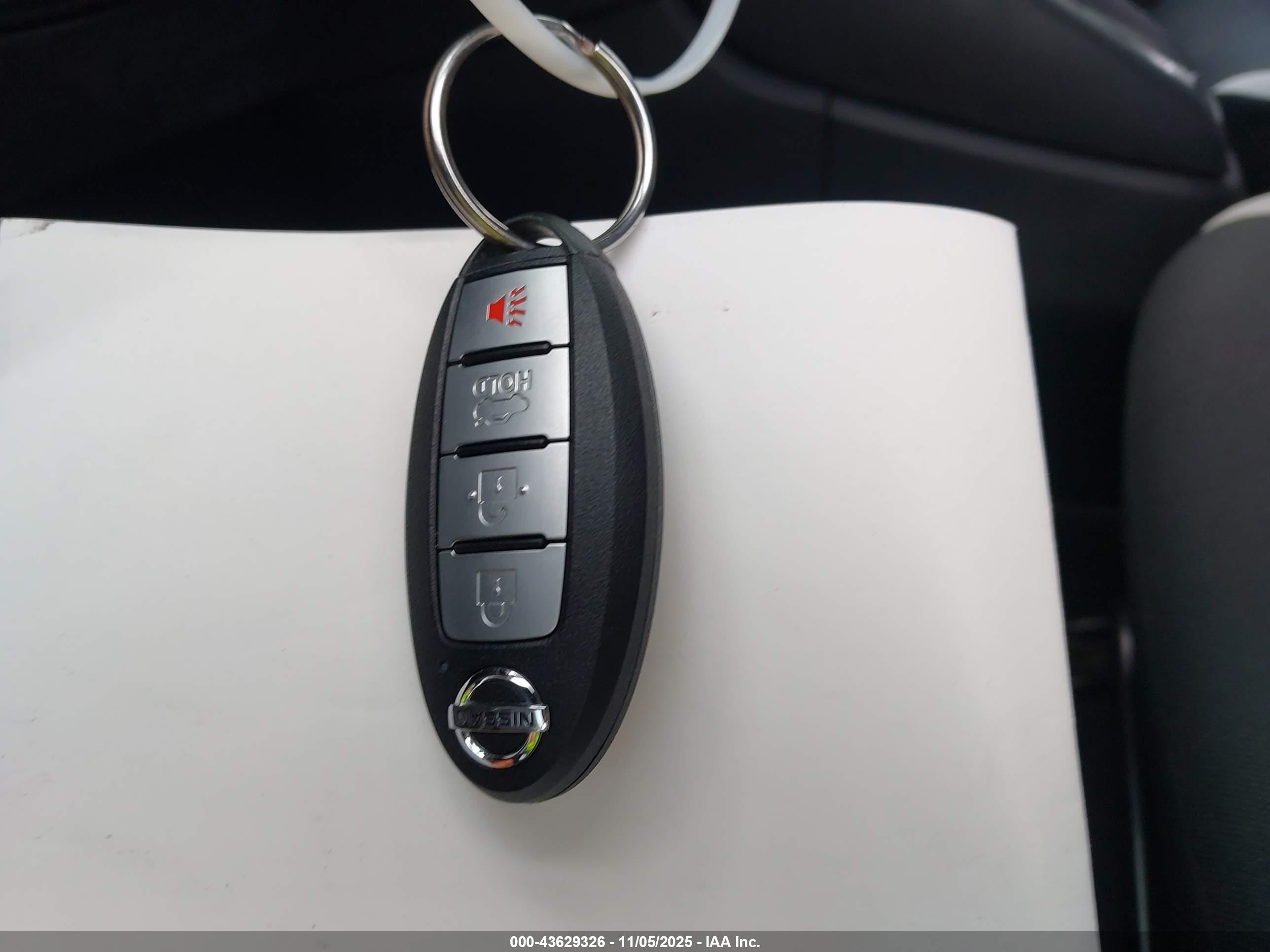 NISSAN VERSA image 11