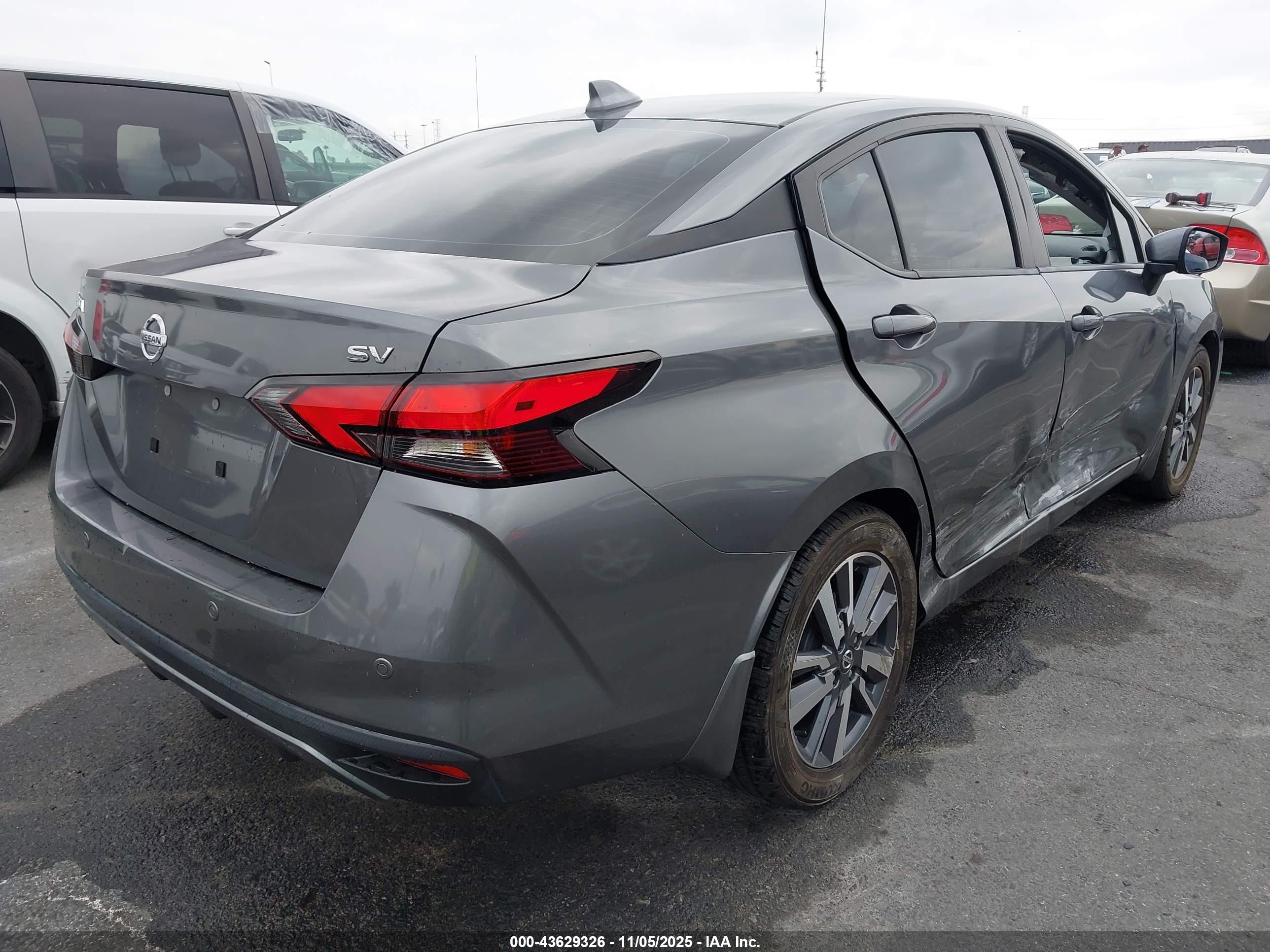 NISSAN VERSA image 4