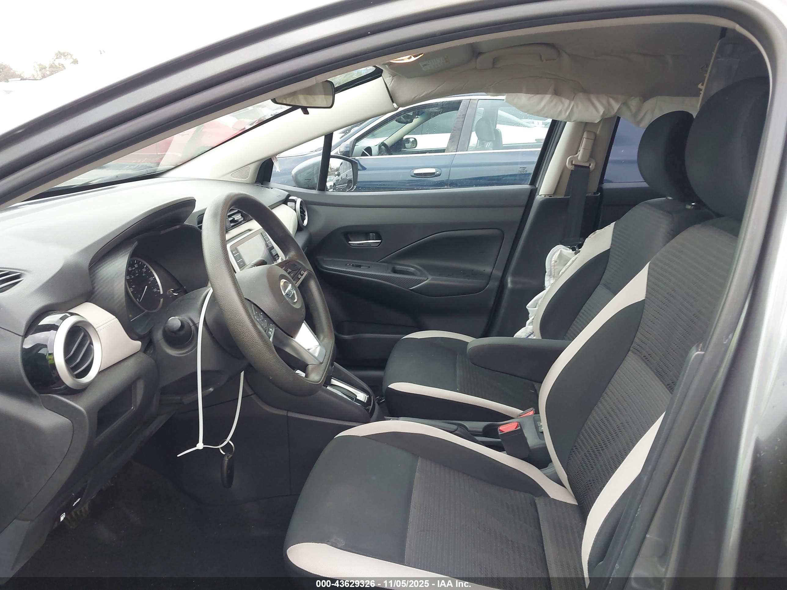 NISSAN VERSA image 5