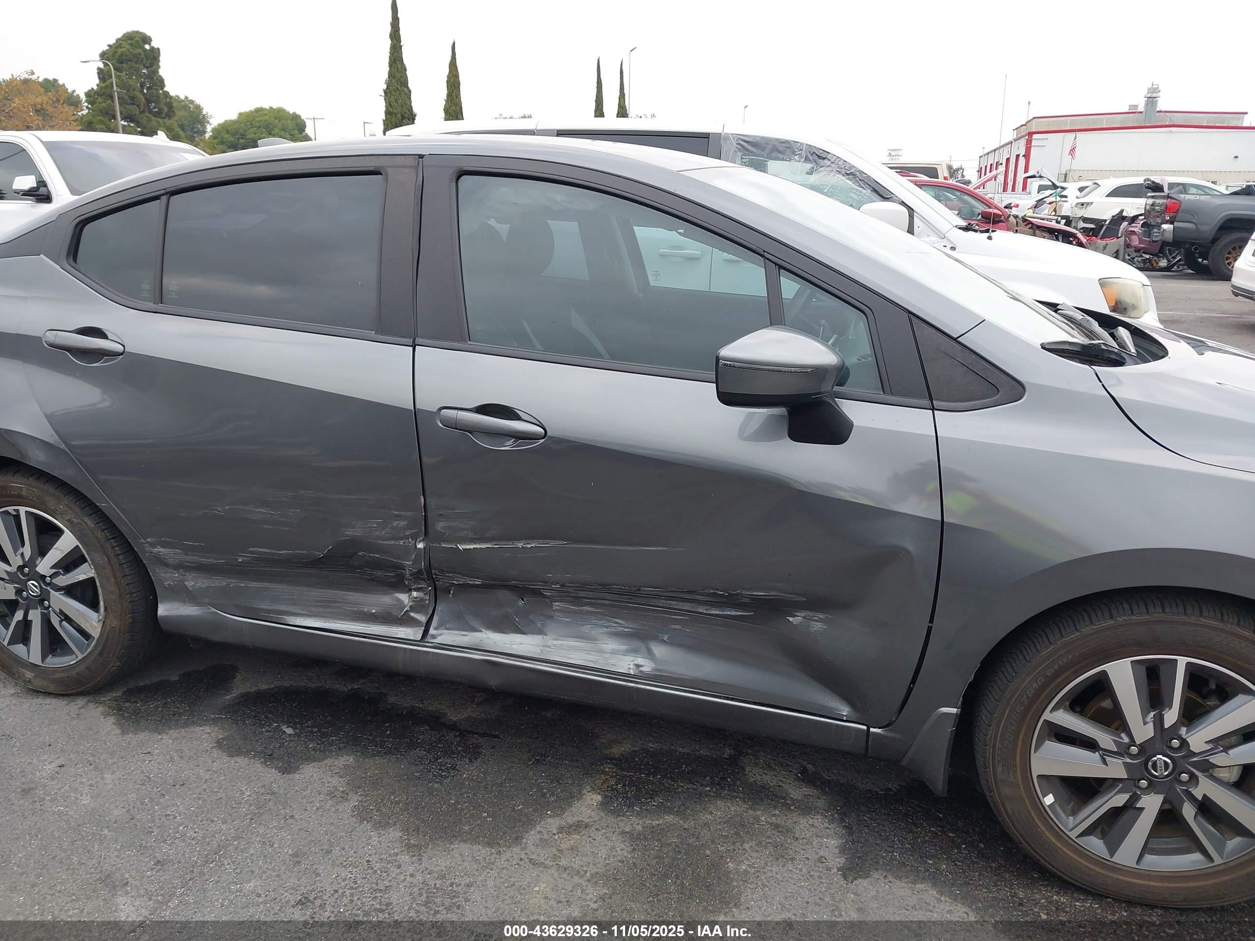 NISSAN VERSA image 6