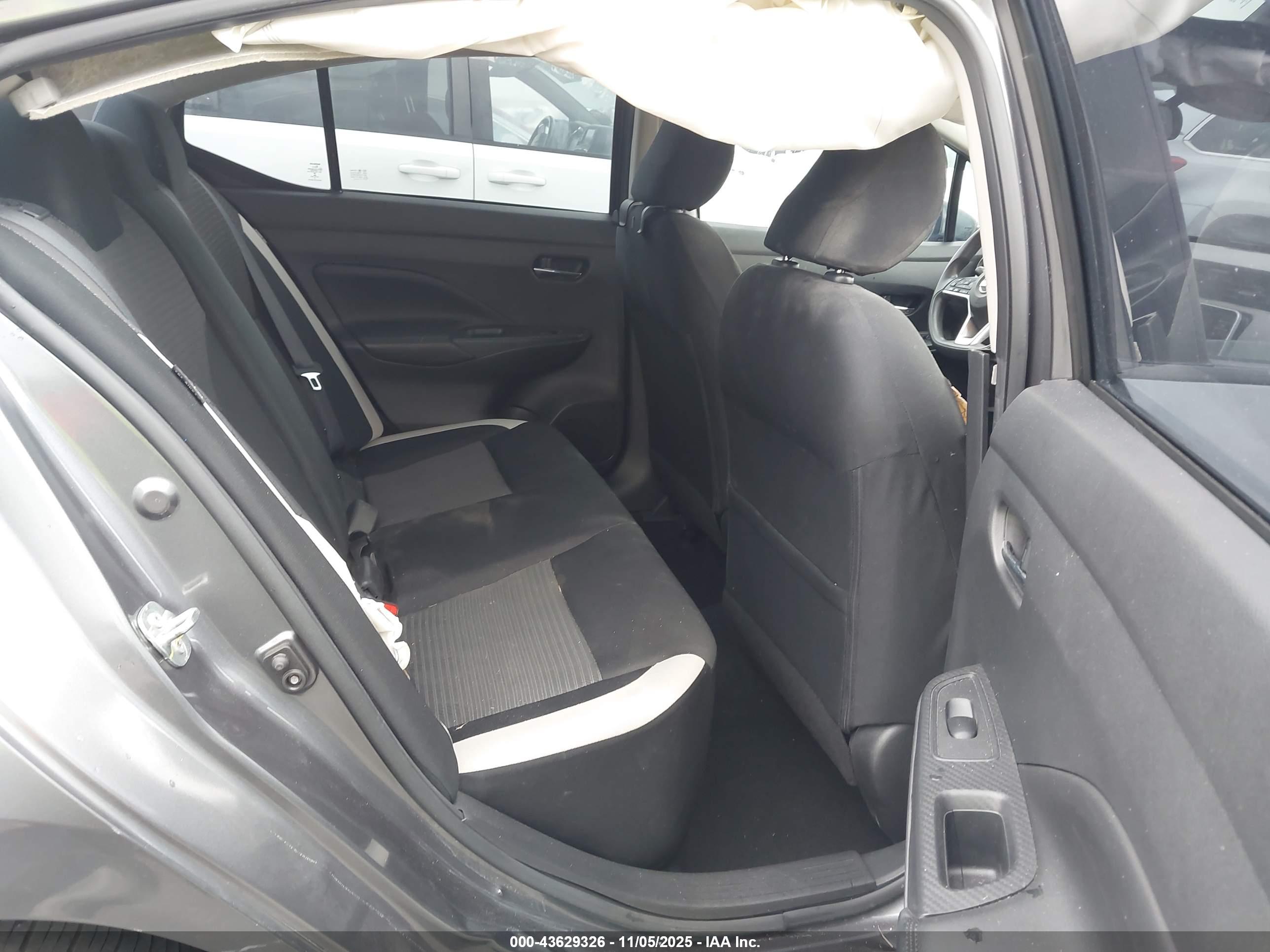 NISSAN VERSA image 8
