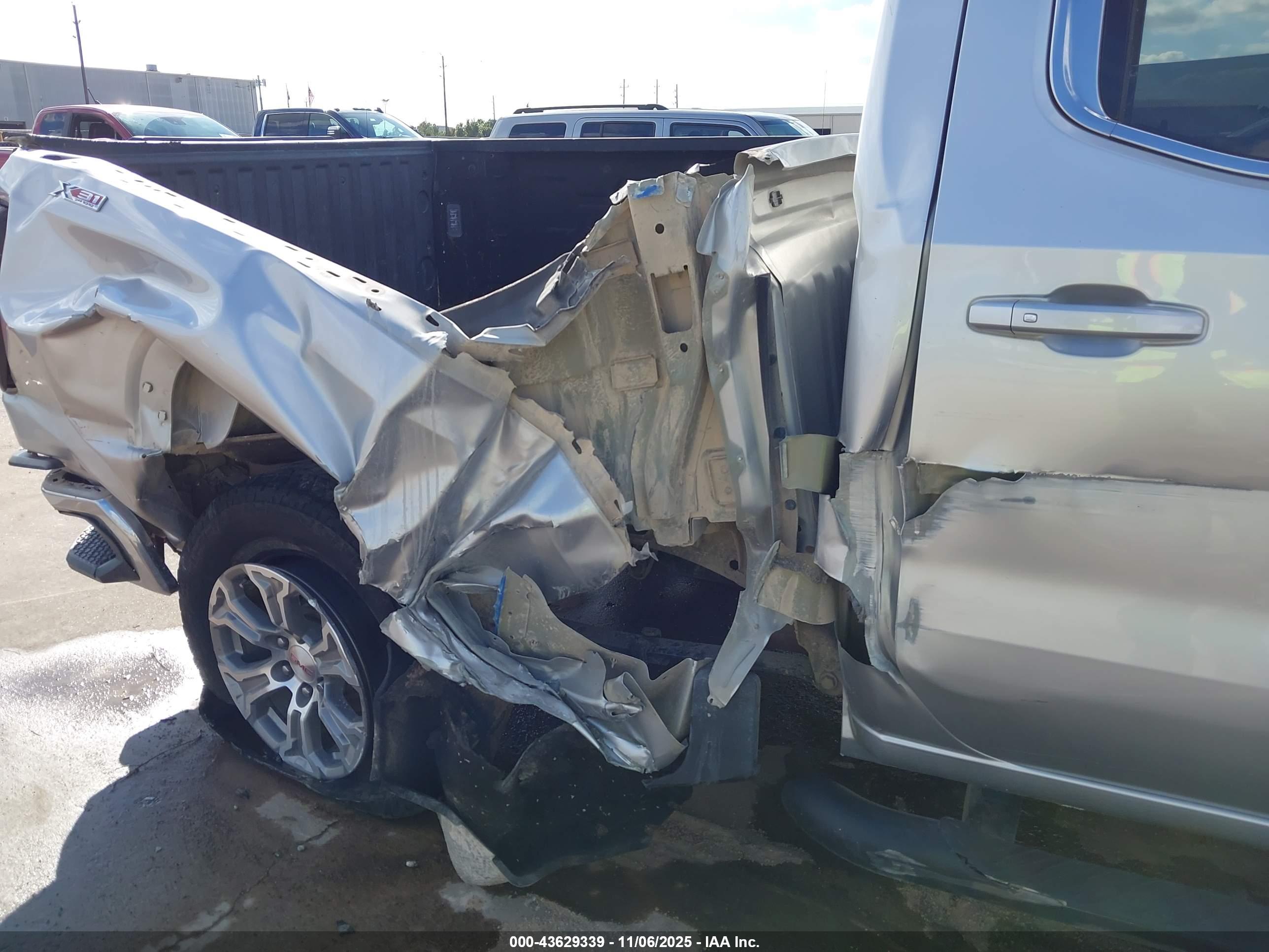 GMC SIERRA image 6