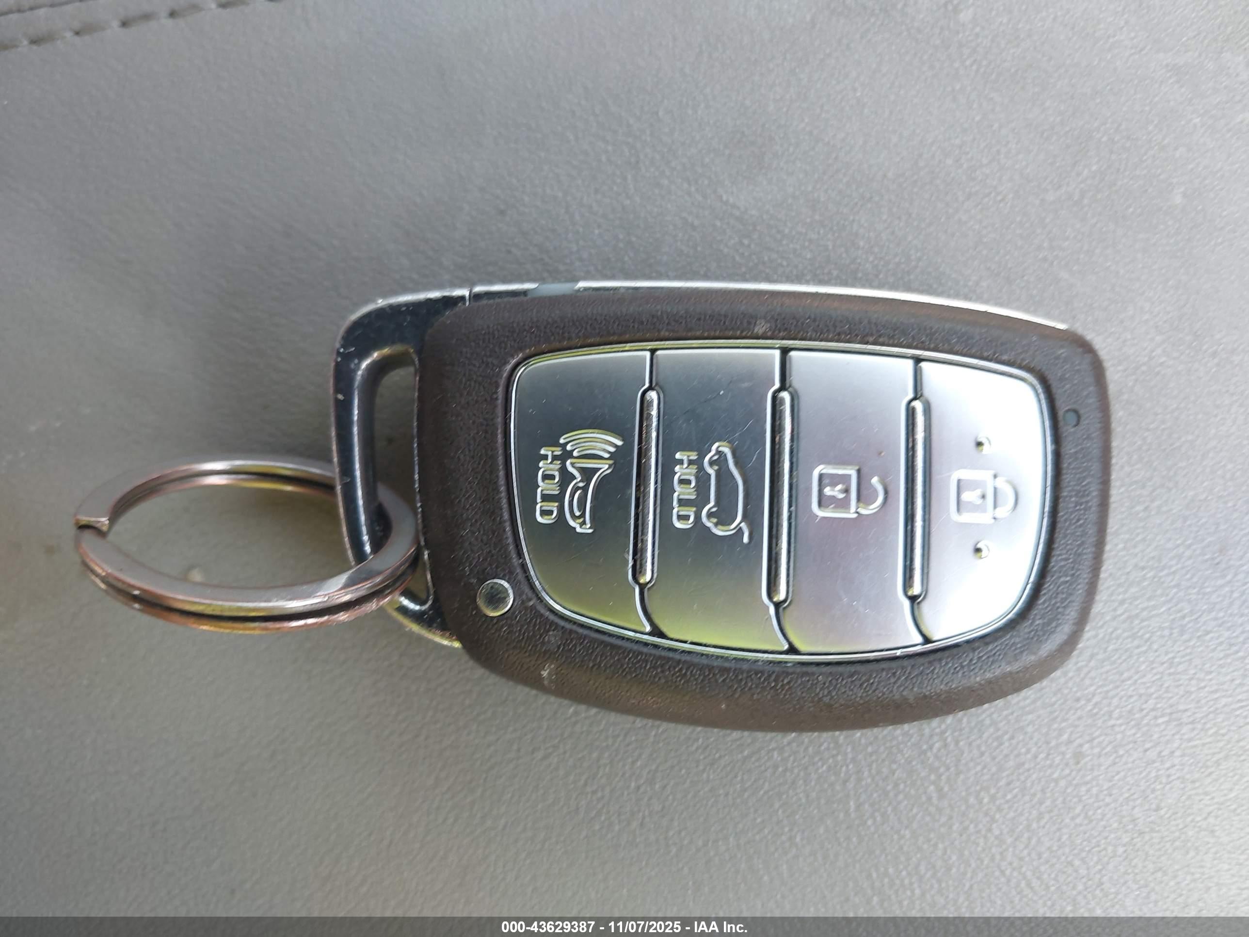 HYUNDAI TUCSON image 11