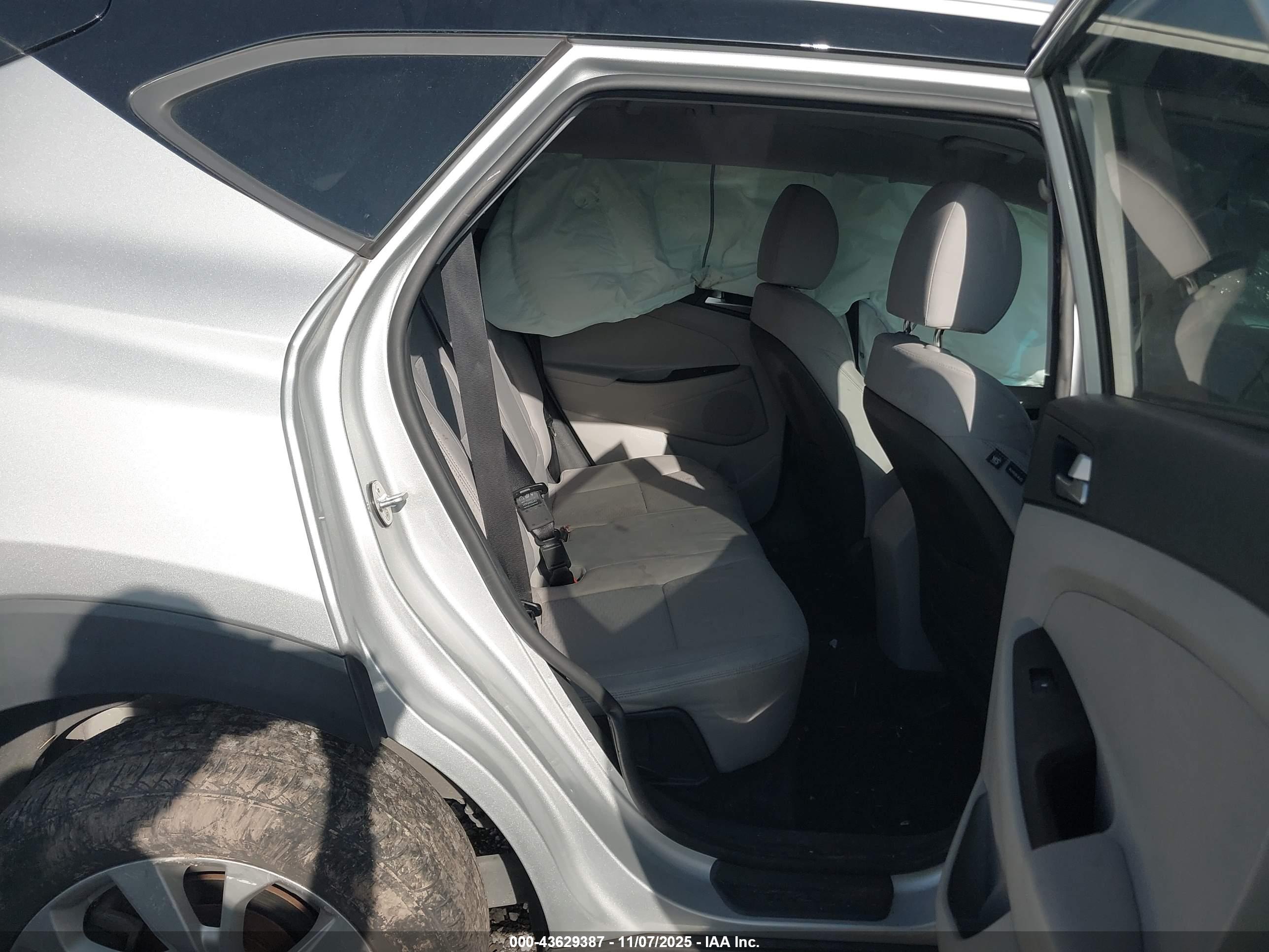 HYUNDAI TUCSON image 8