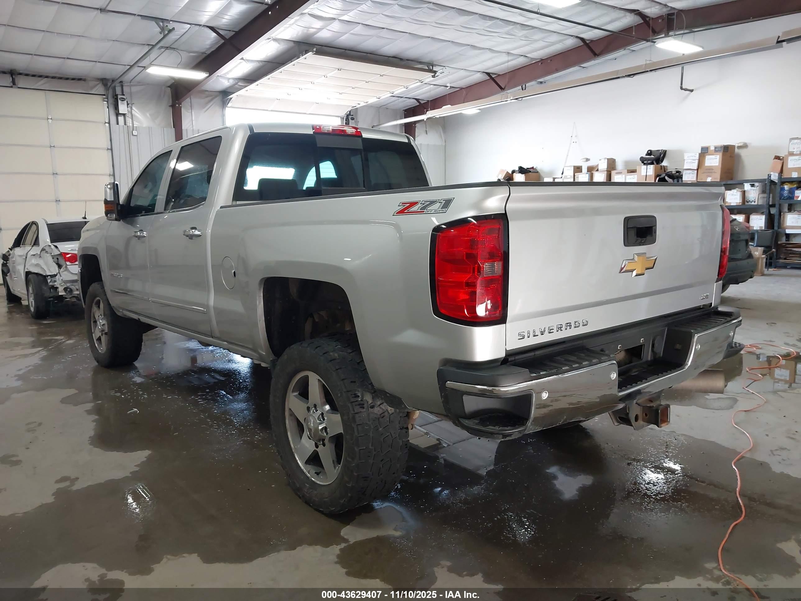 CHEVROLET SILVERADO image 3