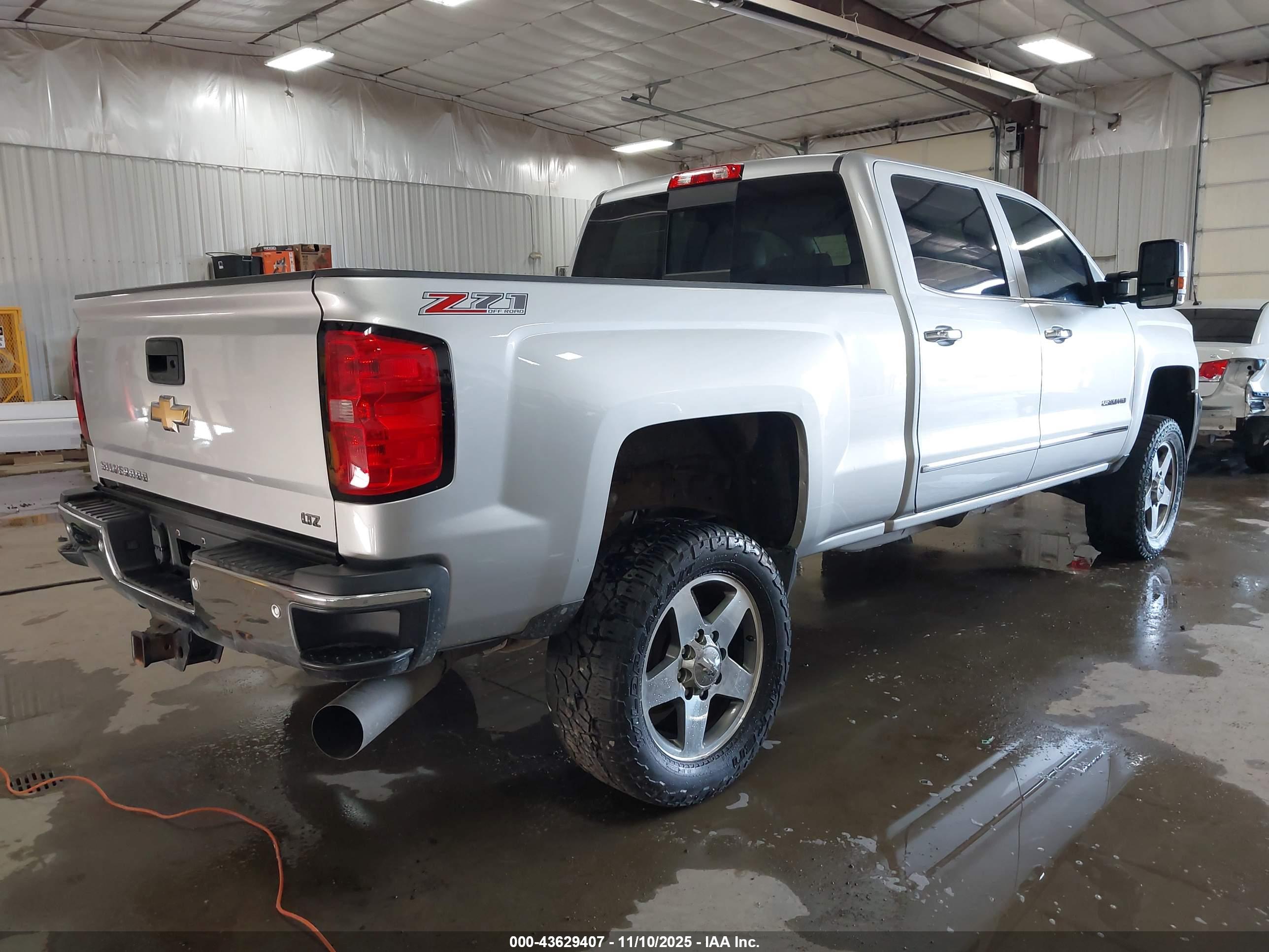 CHEVROLET SILVERADO image 4