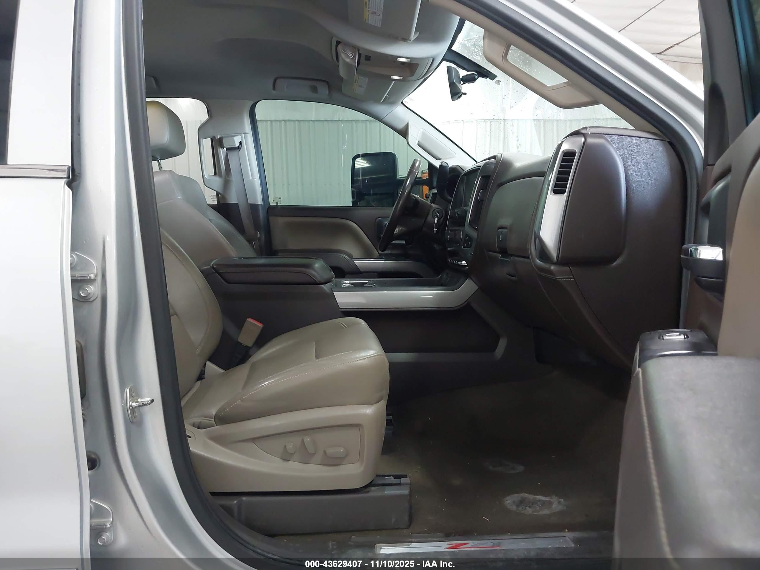 CHEVROLET SILVERADO image 5