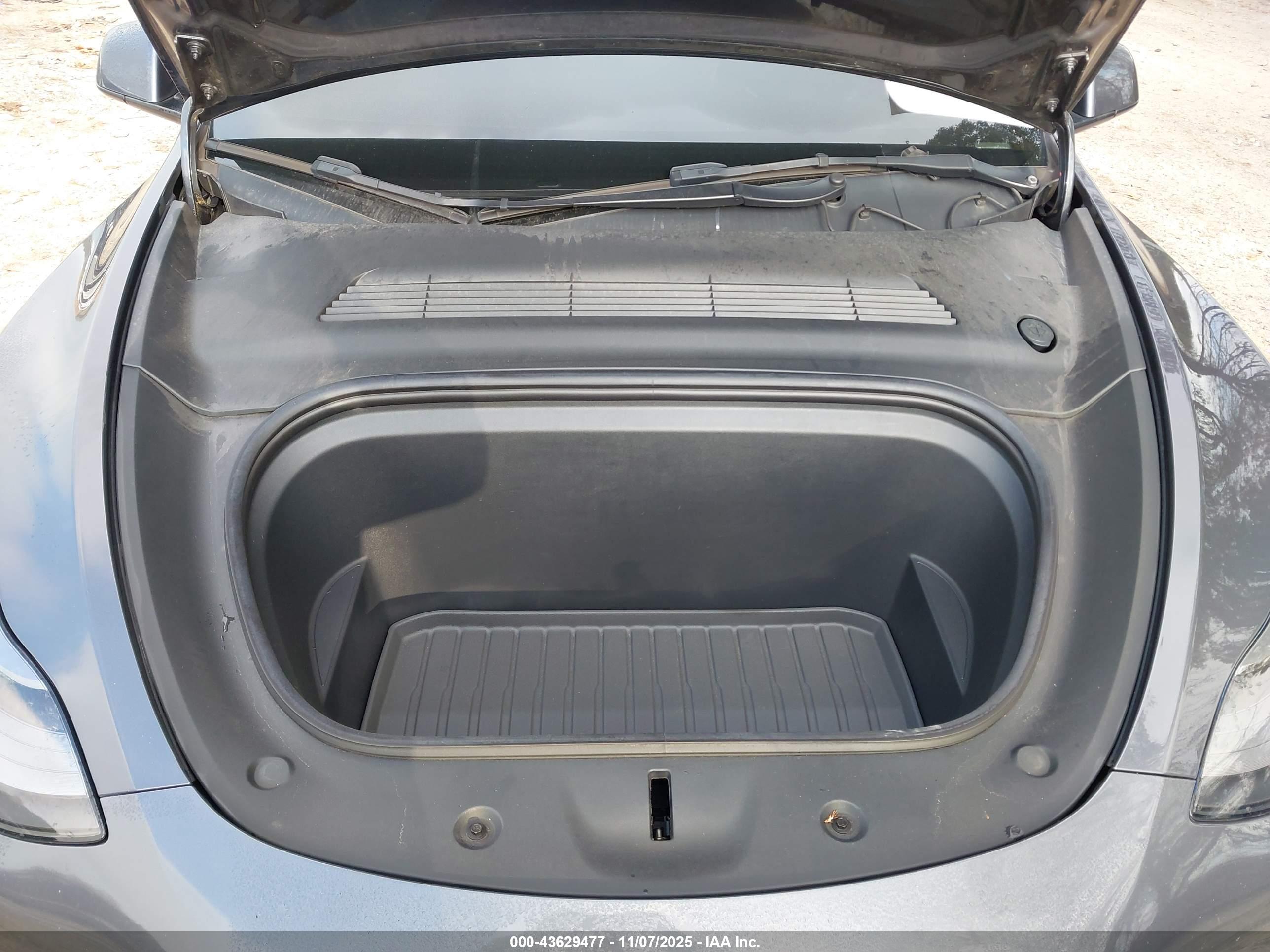 TESLA MODEL image 10