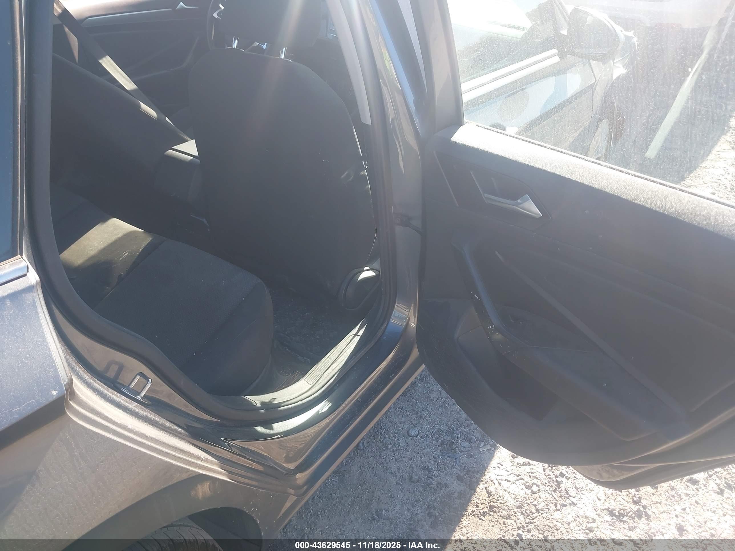 VOLKSWAGEN JETTA image 8