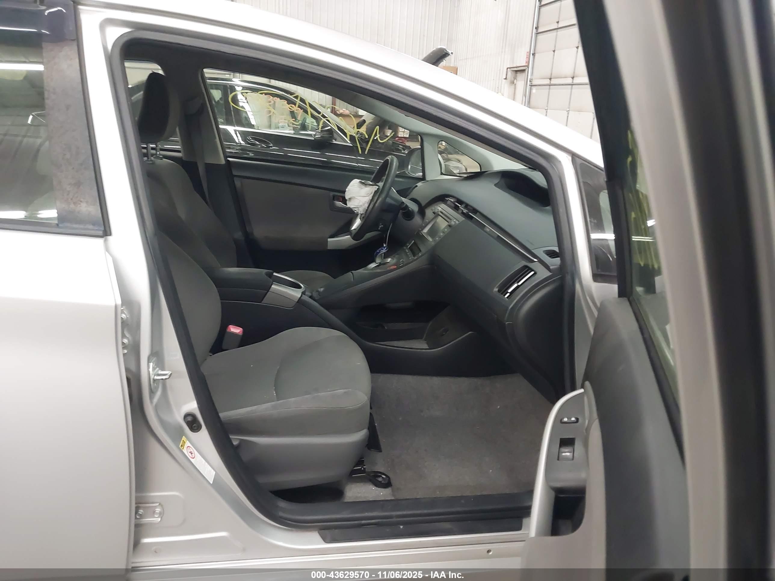 TOYOTA PRIUS image 5