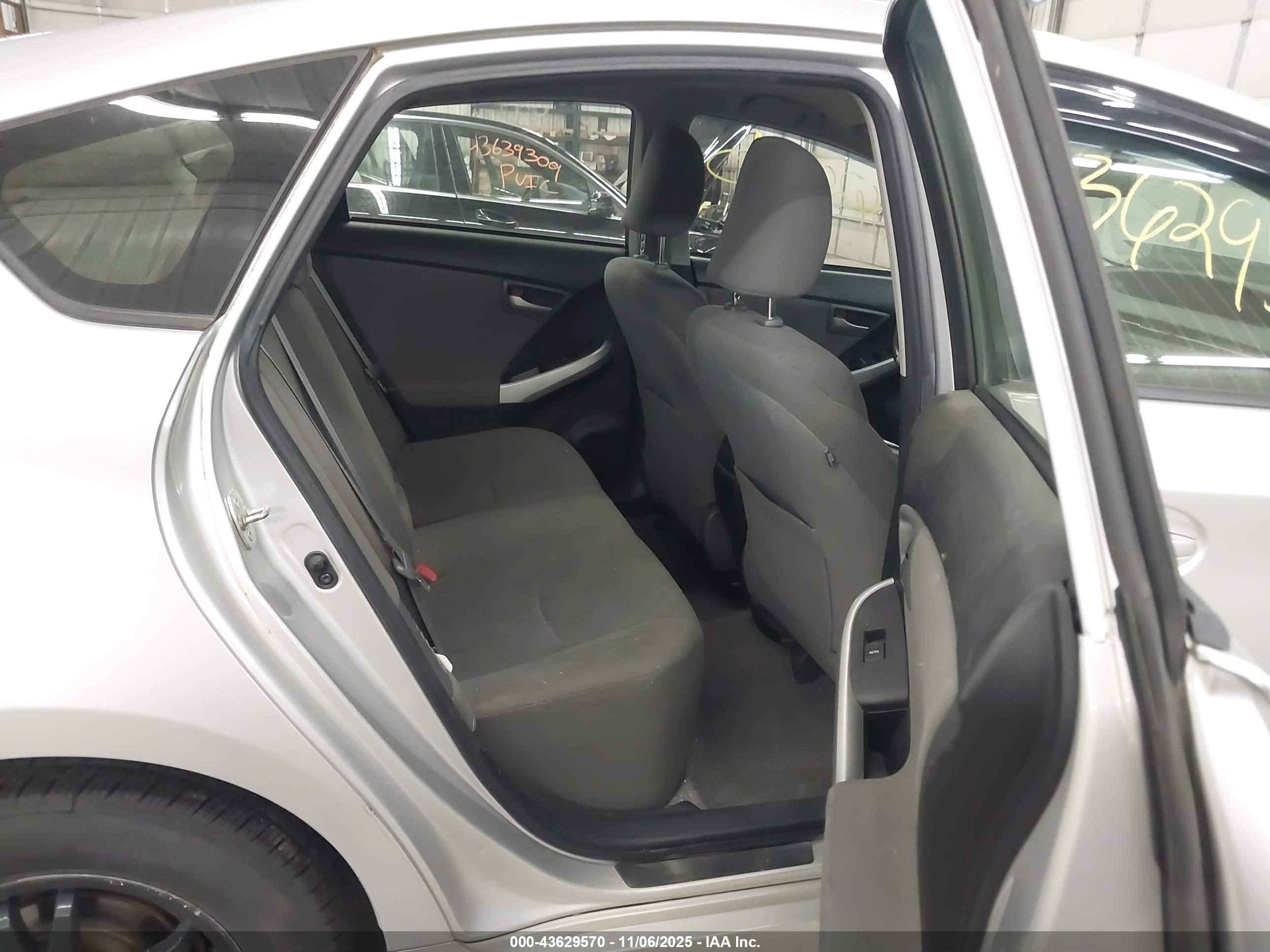 TOYOTA PRIUS image 8