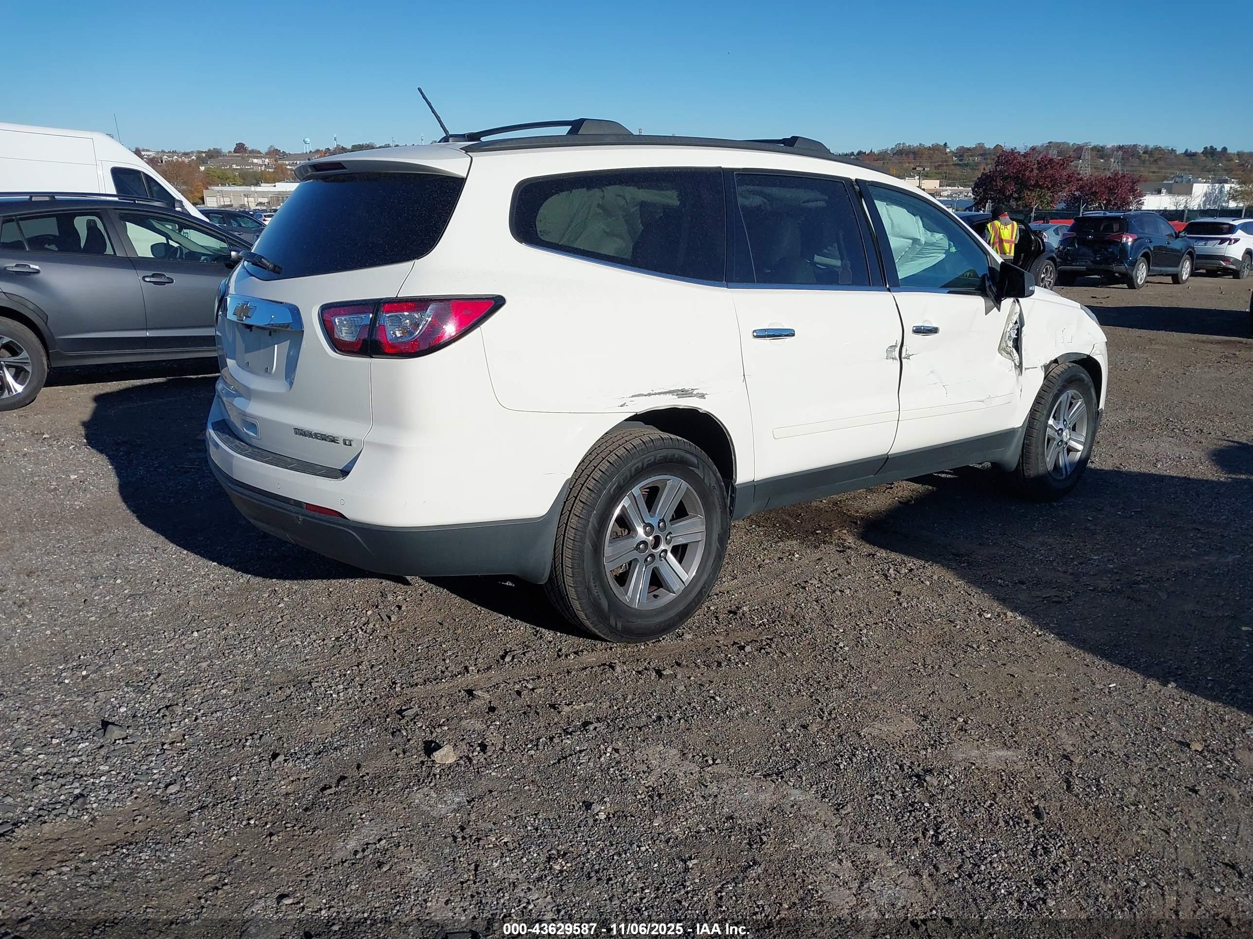 CHEVROLET TRAVERSE image 4