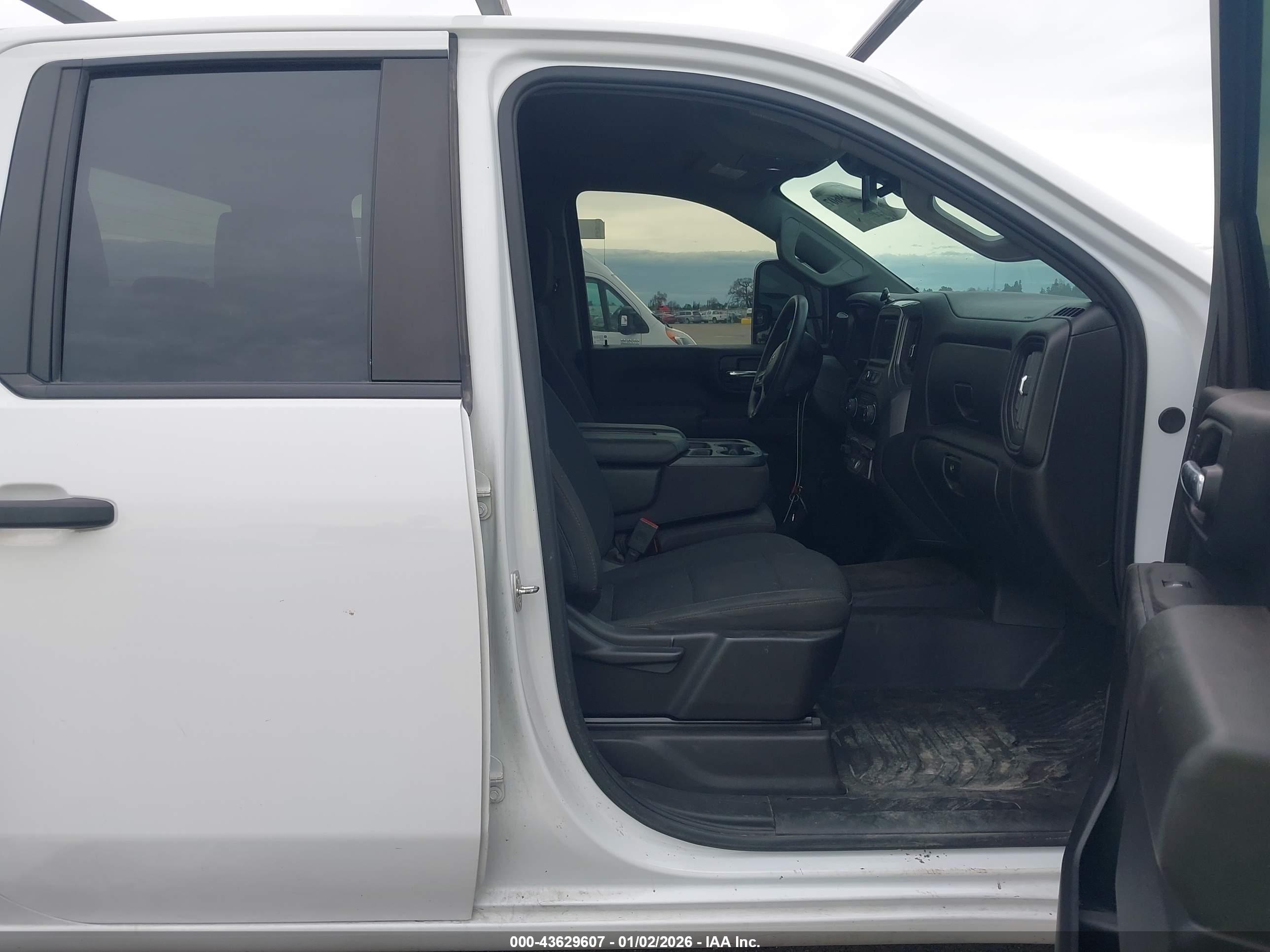 CHEVROLET SILVERADO image 5