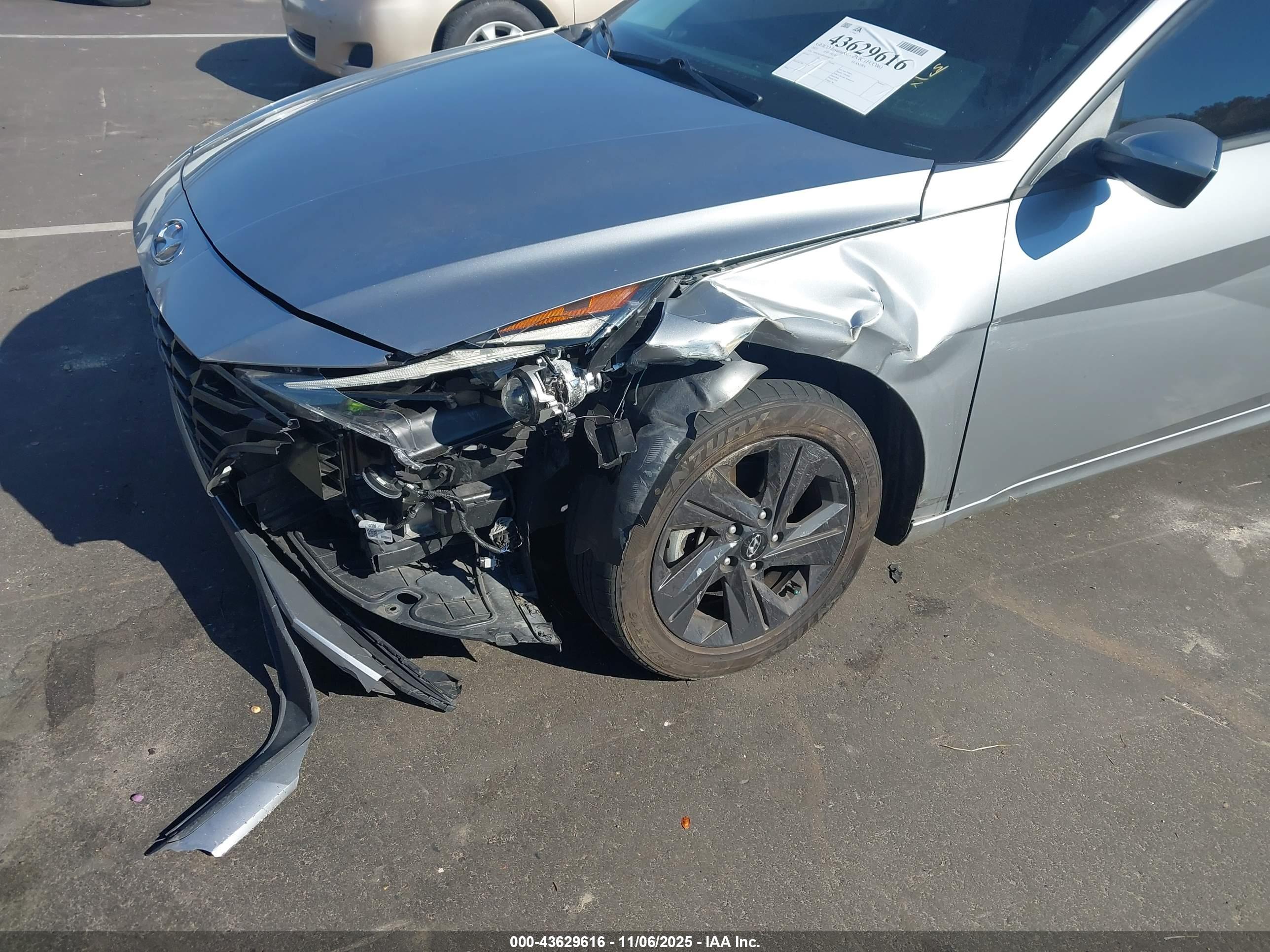 HYUNDAI ELANTRA image 6