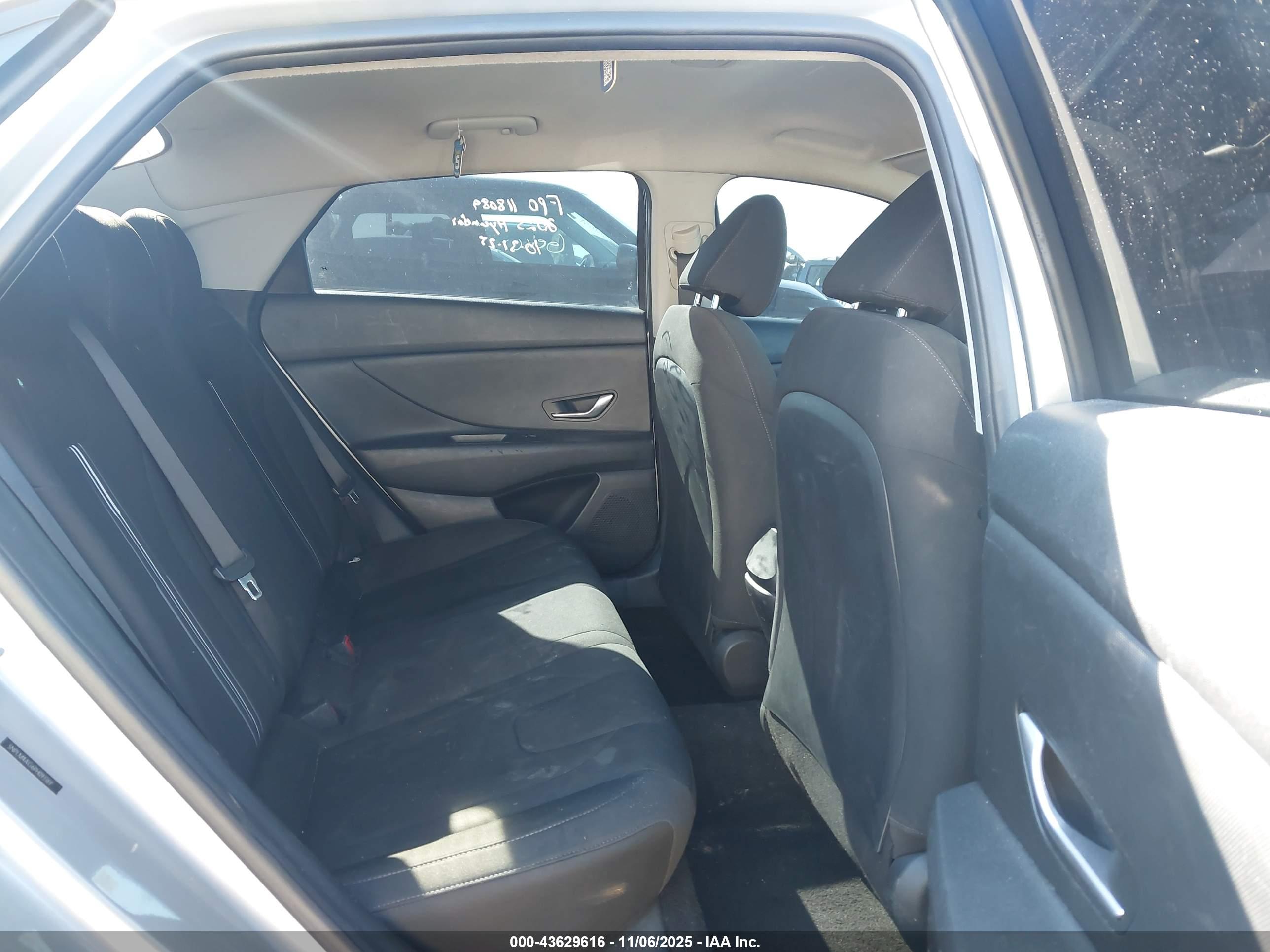 HYUNDAI ELANTRA image 8